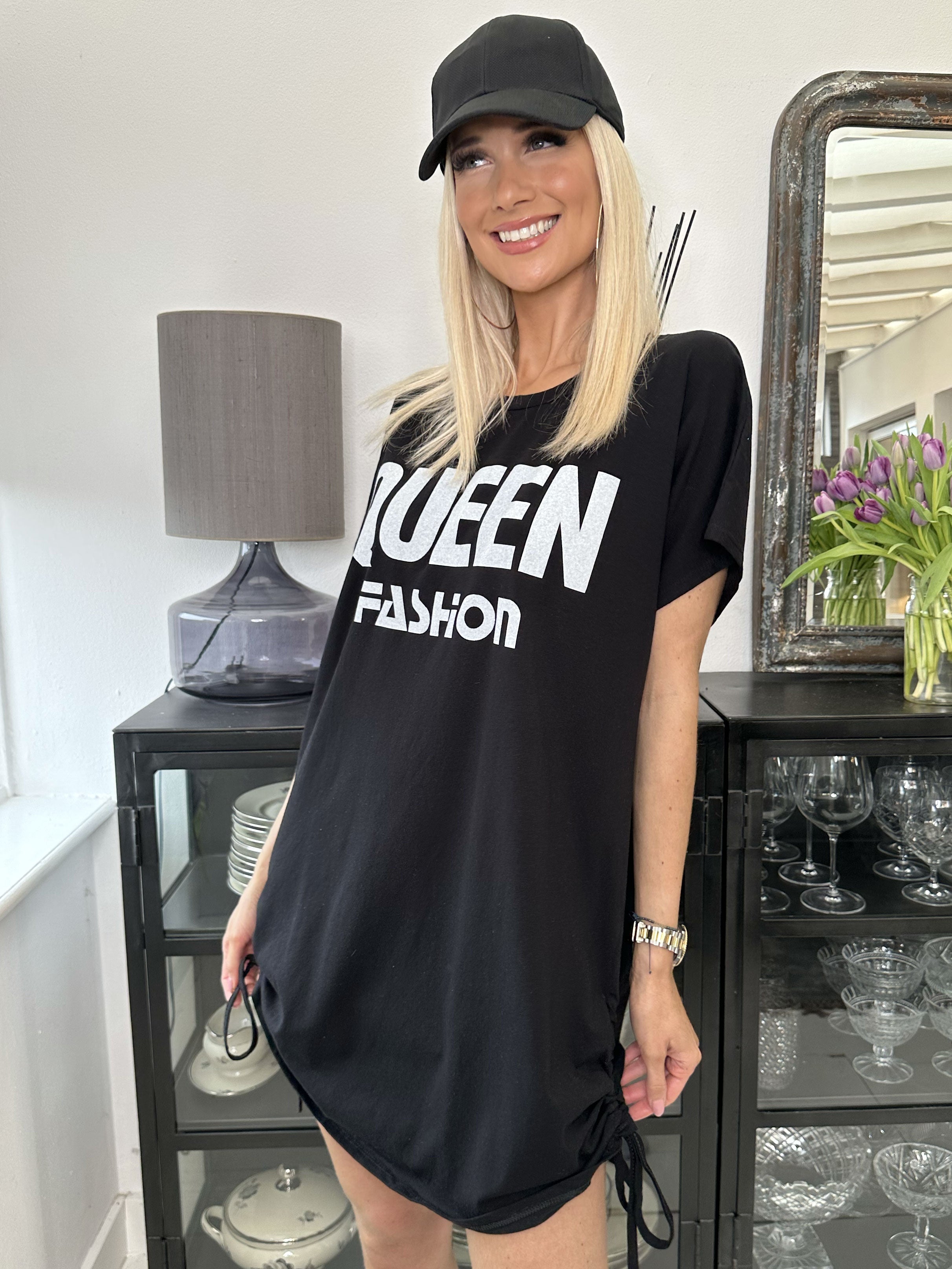 Linnea - T-shirt klänning med text och spets