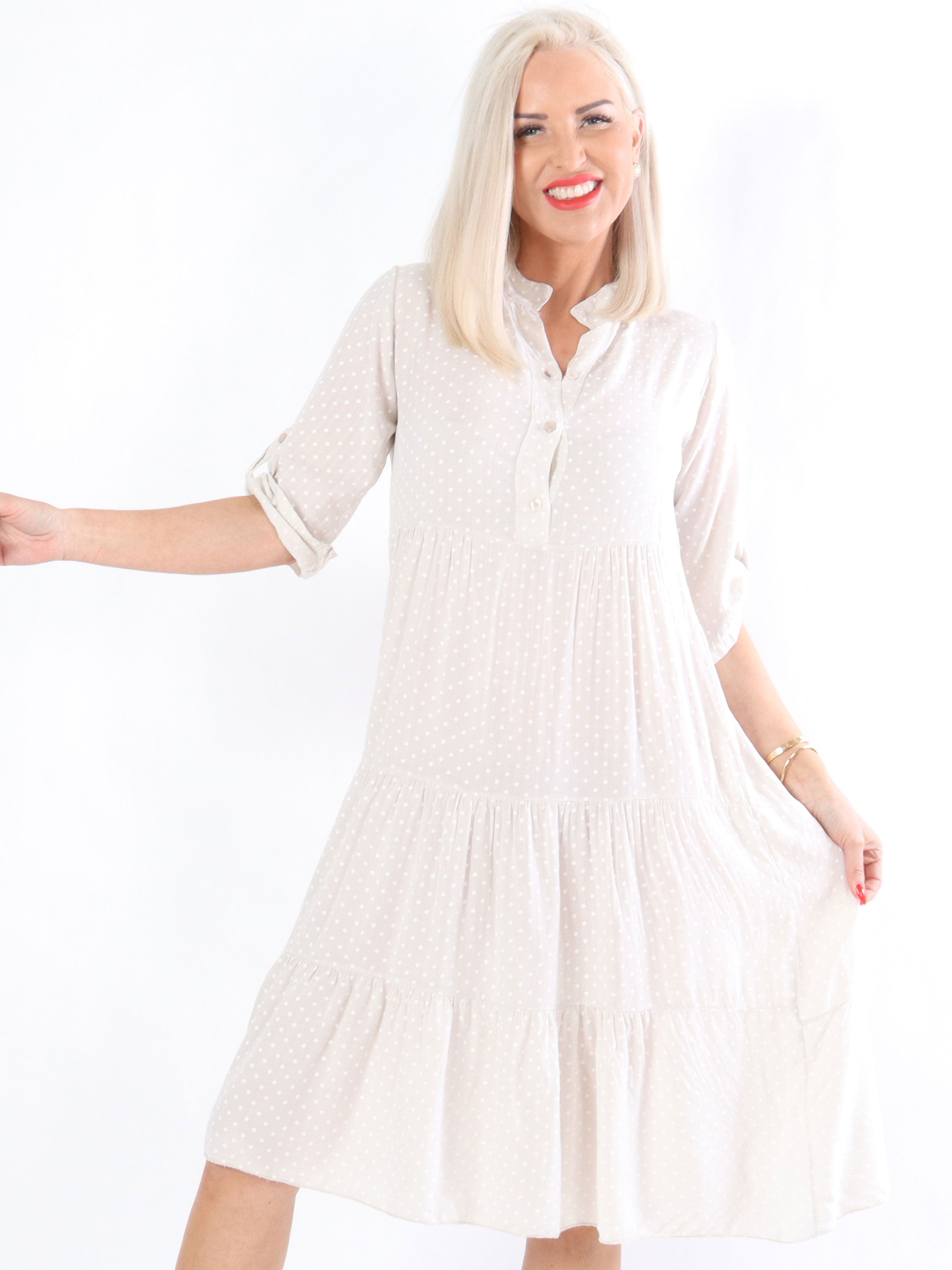 Linnet - Klänning med prickar i lager på lager-look