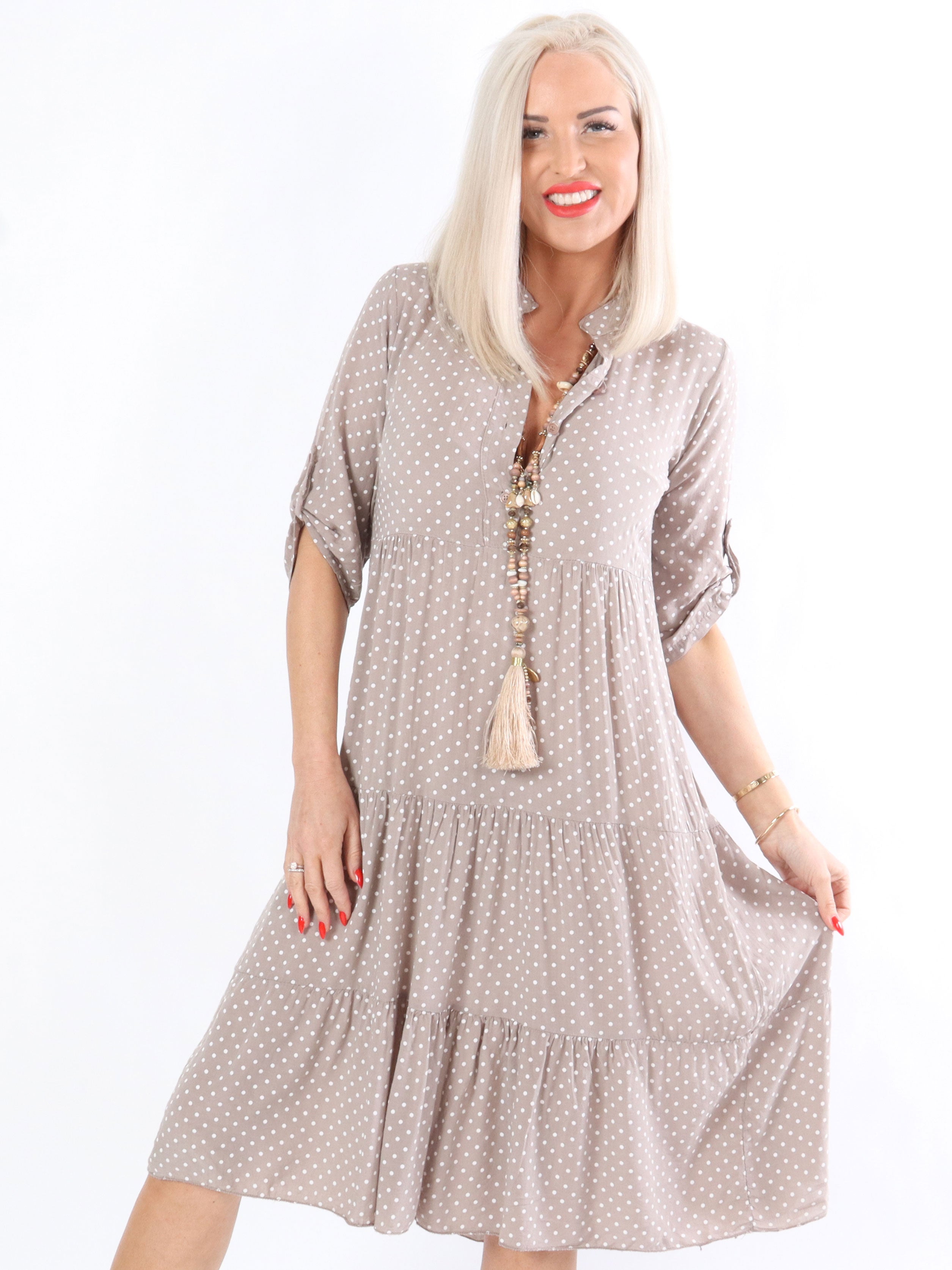 Linnet - Klänning med prickar i lager på lager-look