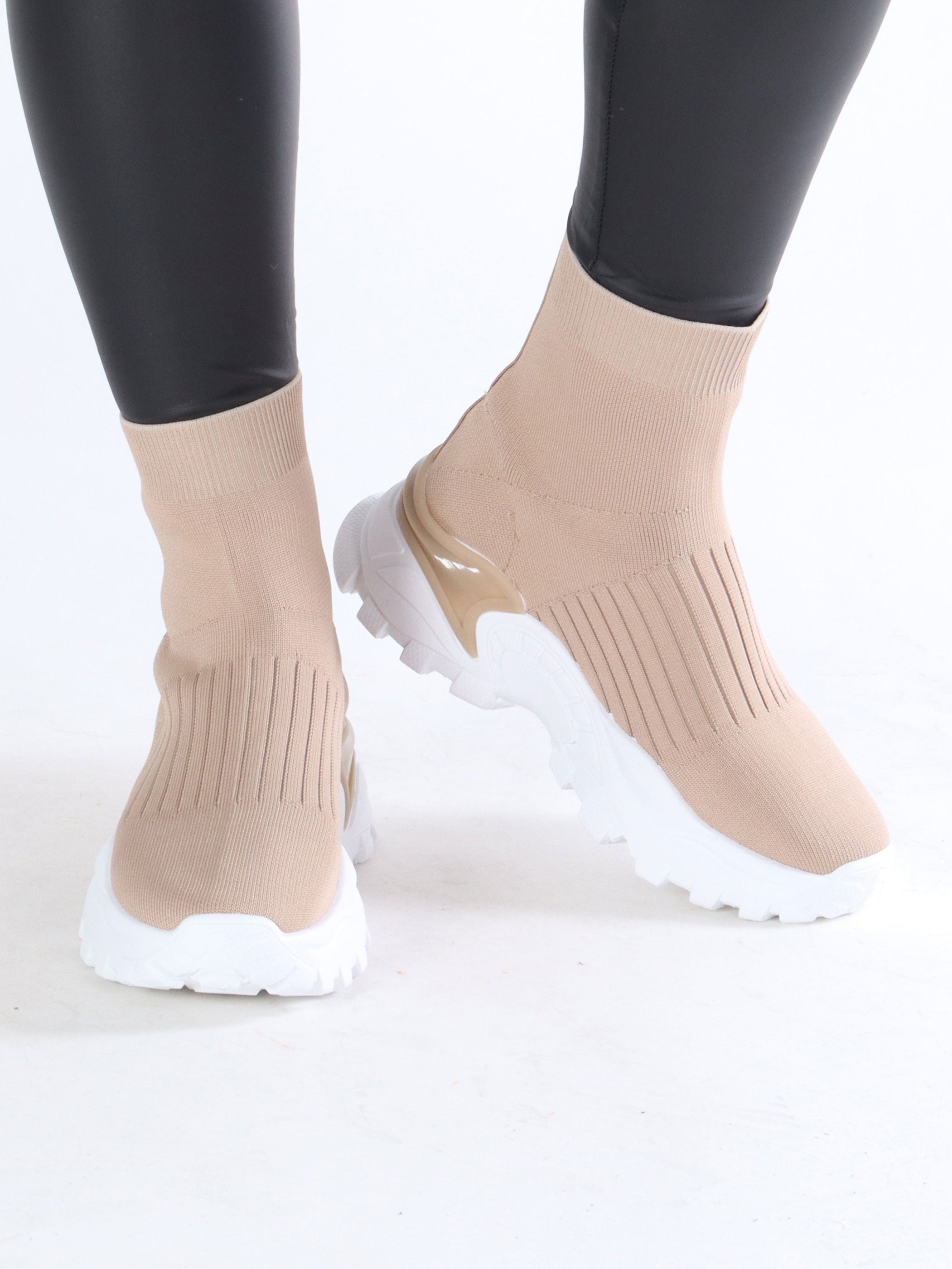 Lisamona - Kraftiga strumpskor med vit sula