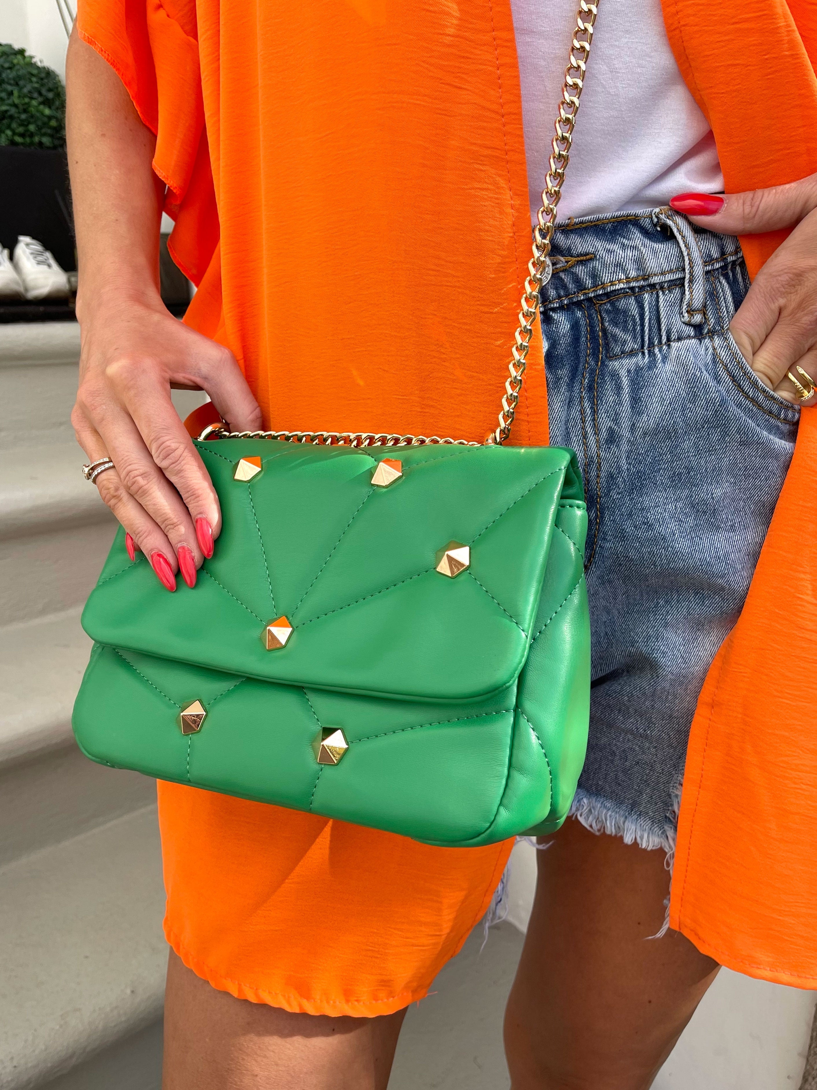 Liva - Svart korsväska med guldkedja och nitar