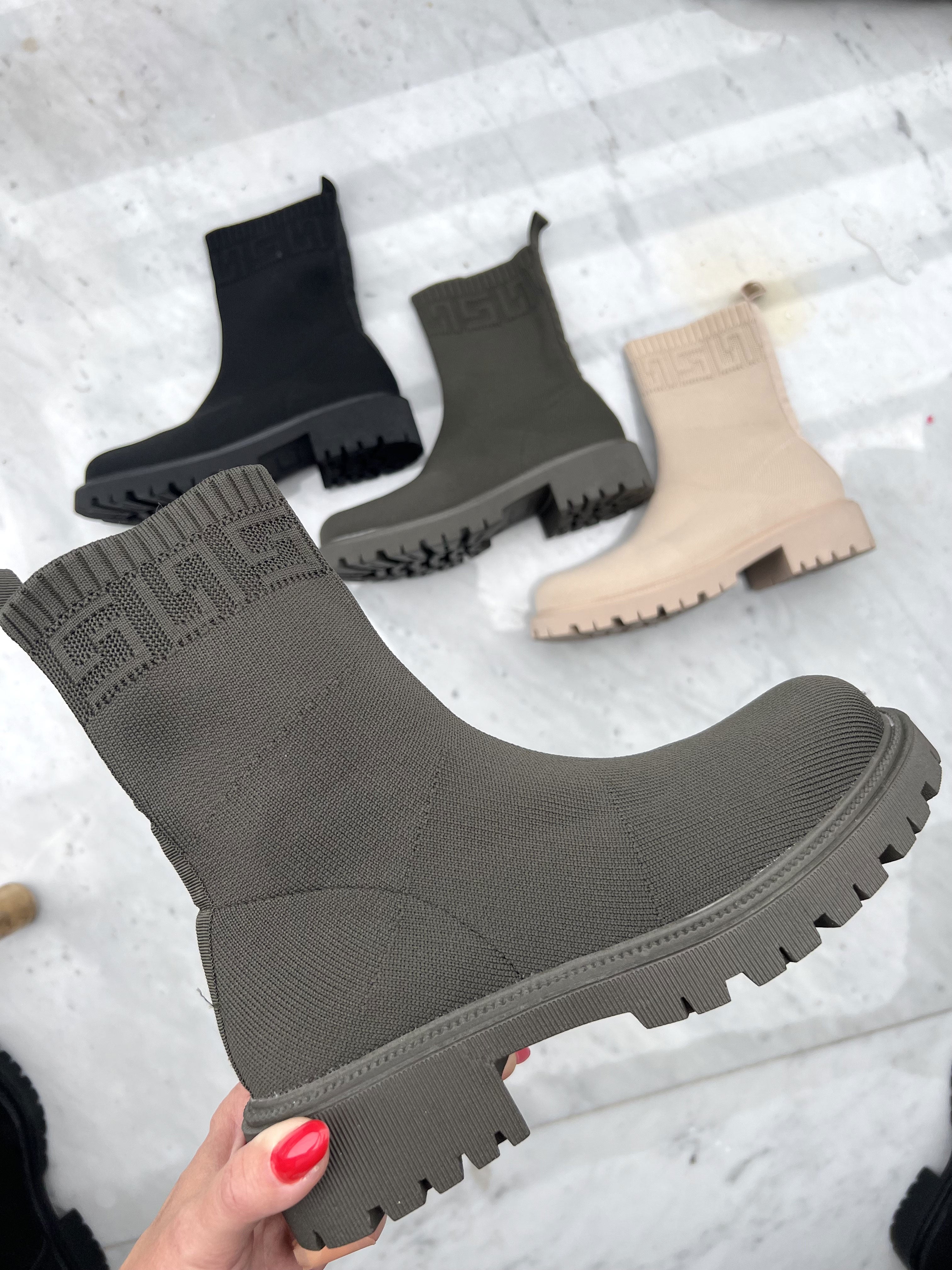 Lola - Strumpstövlar med grov sula - Black