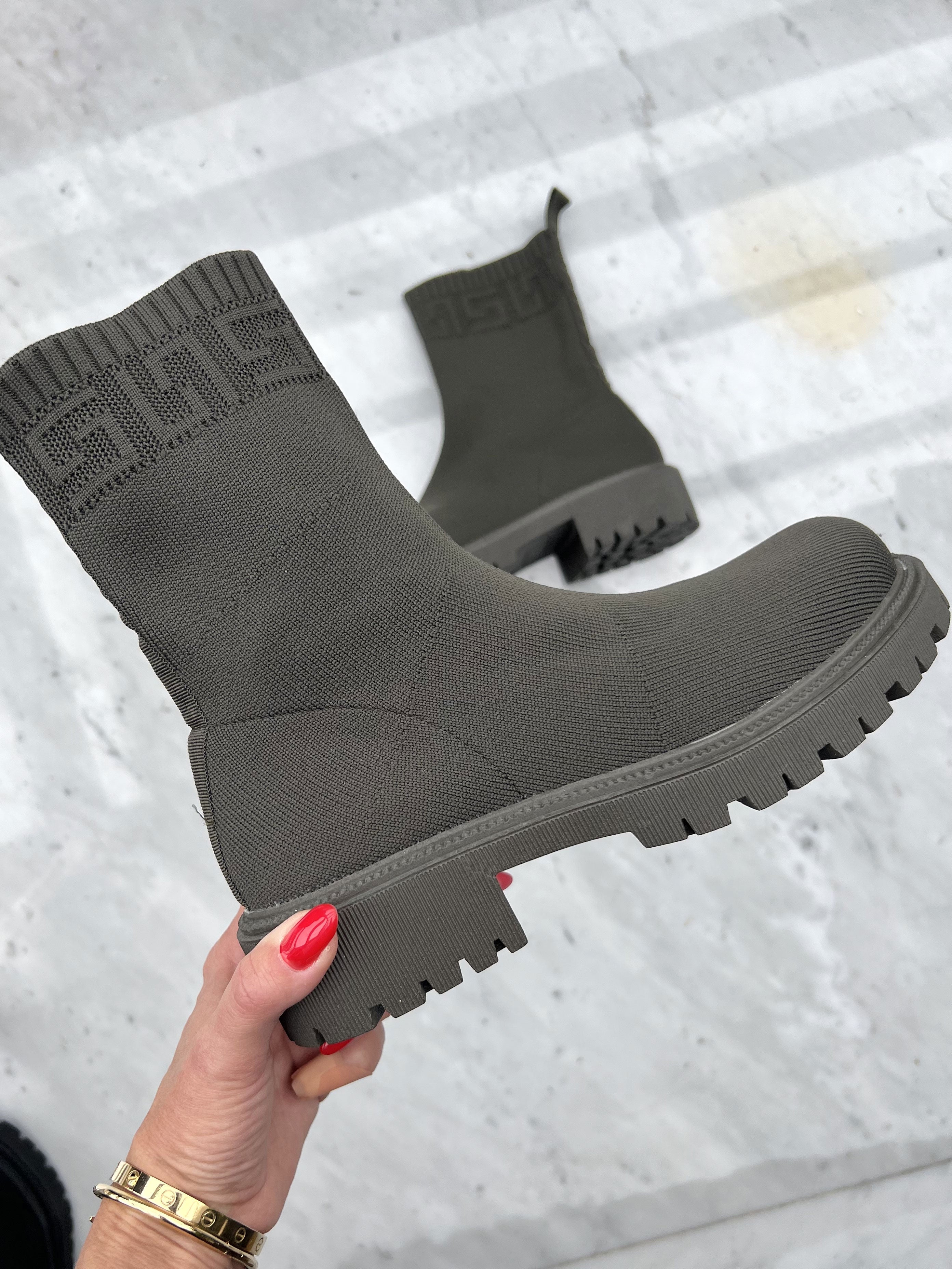 Lola - Strumpstövlar med grov sula - Black