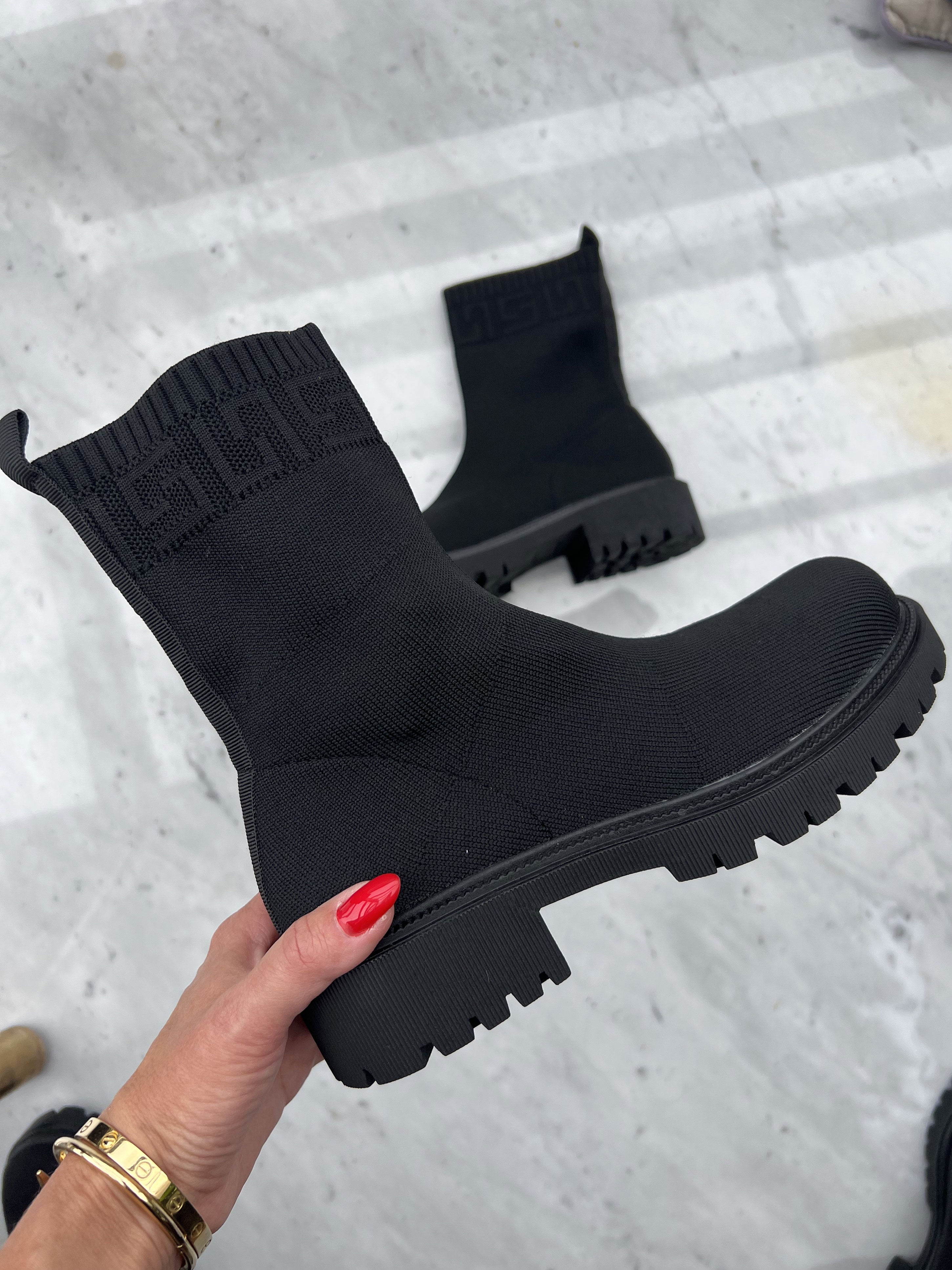 Lola - Strumpstövlar med grov sula - Black