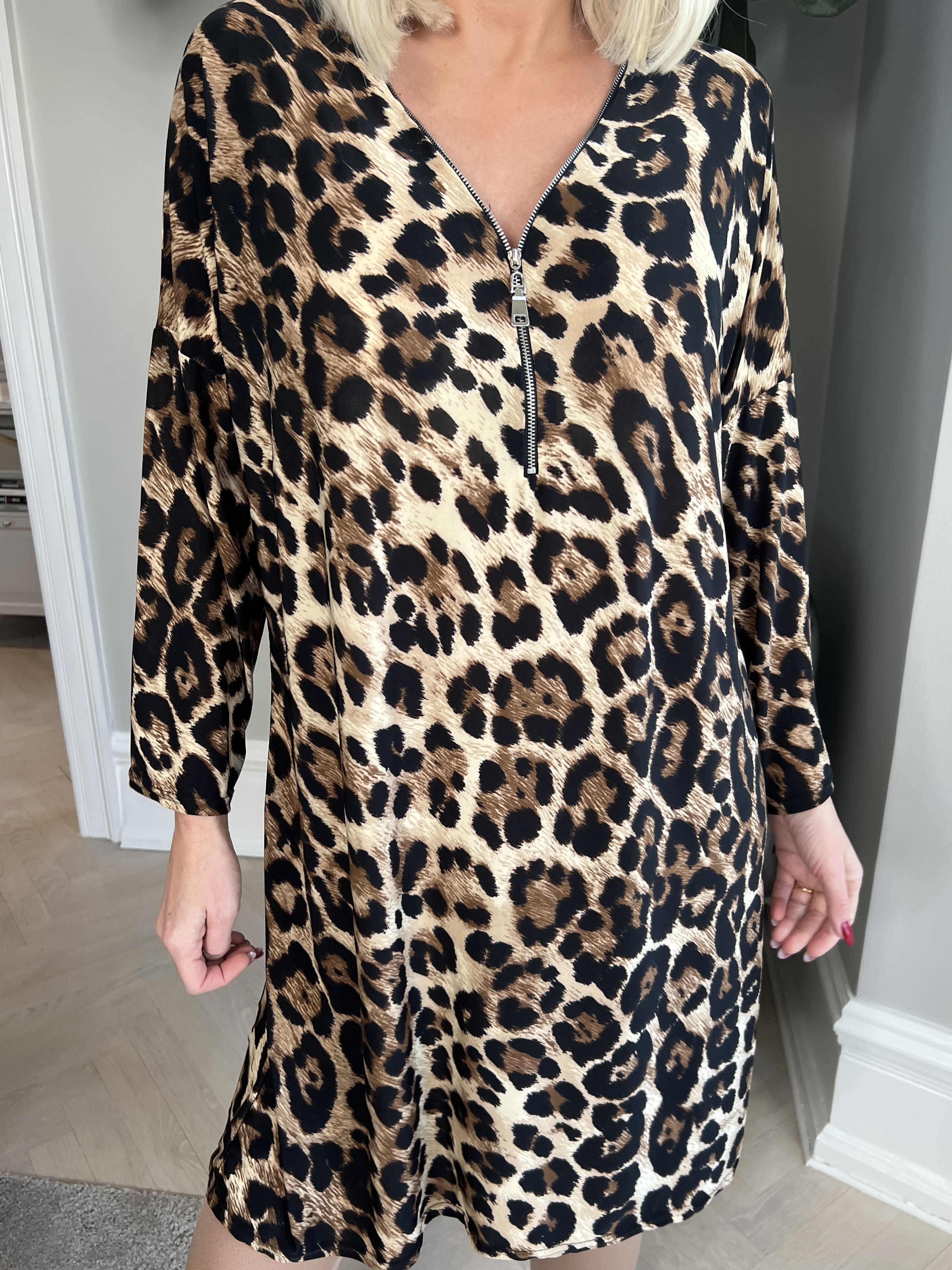 Lorenza - Tunica klänning i leopardmönster med dragkedja