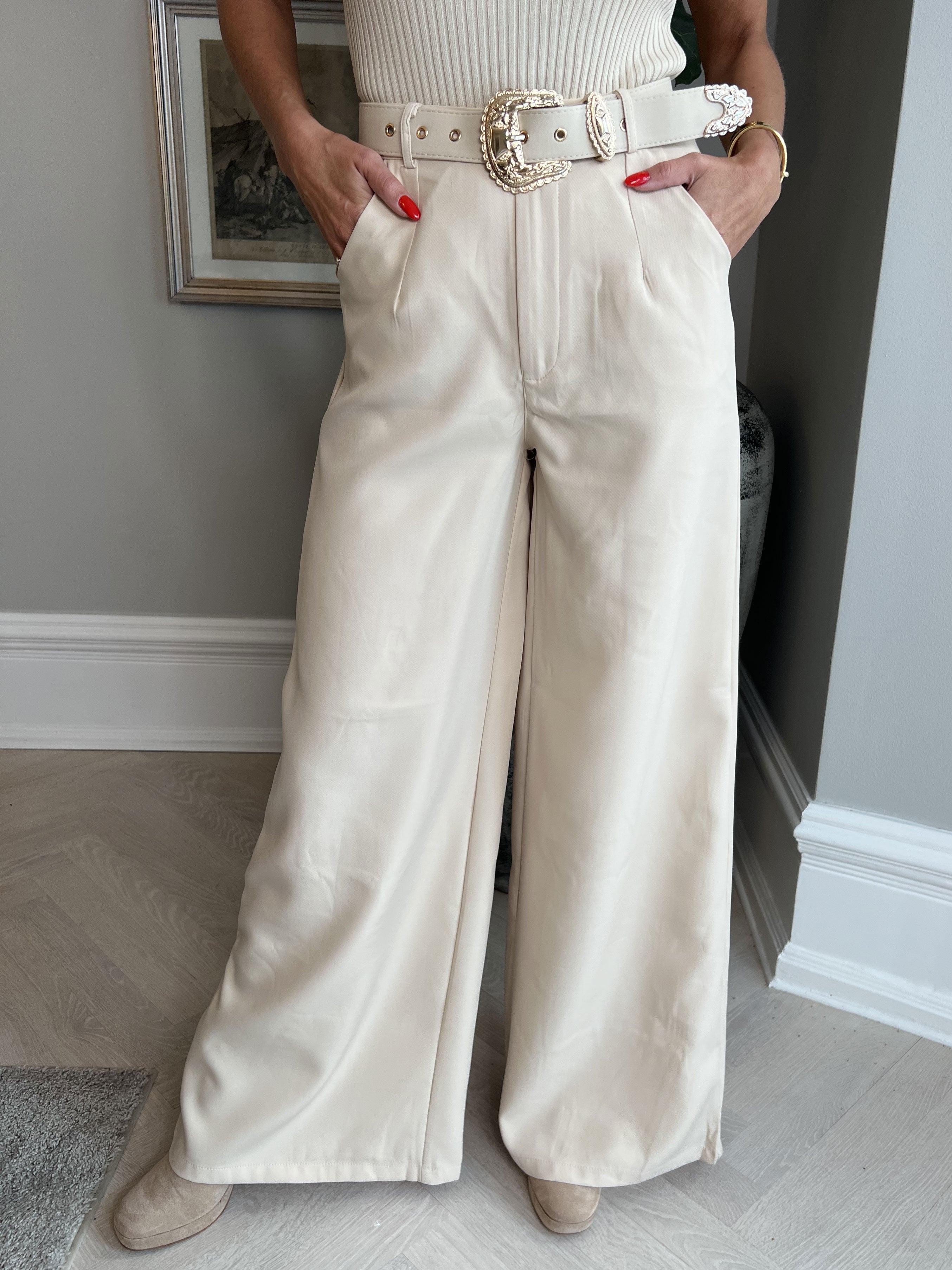 Lova - Byxor med vida ben och guldbälte - Black