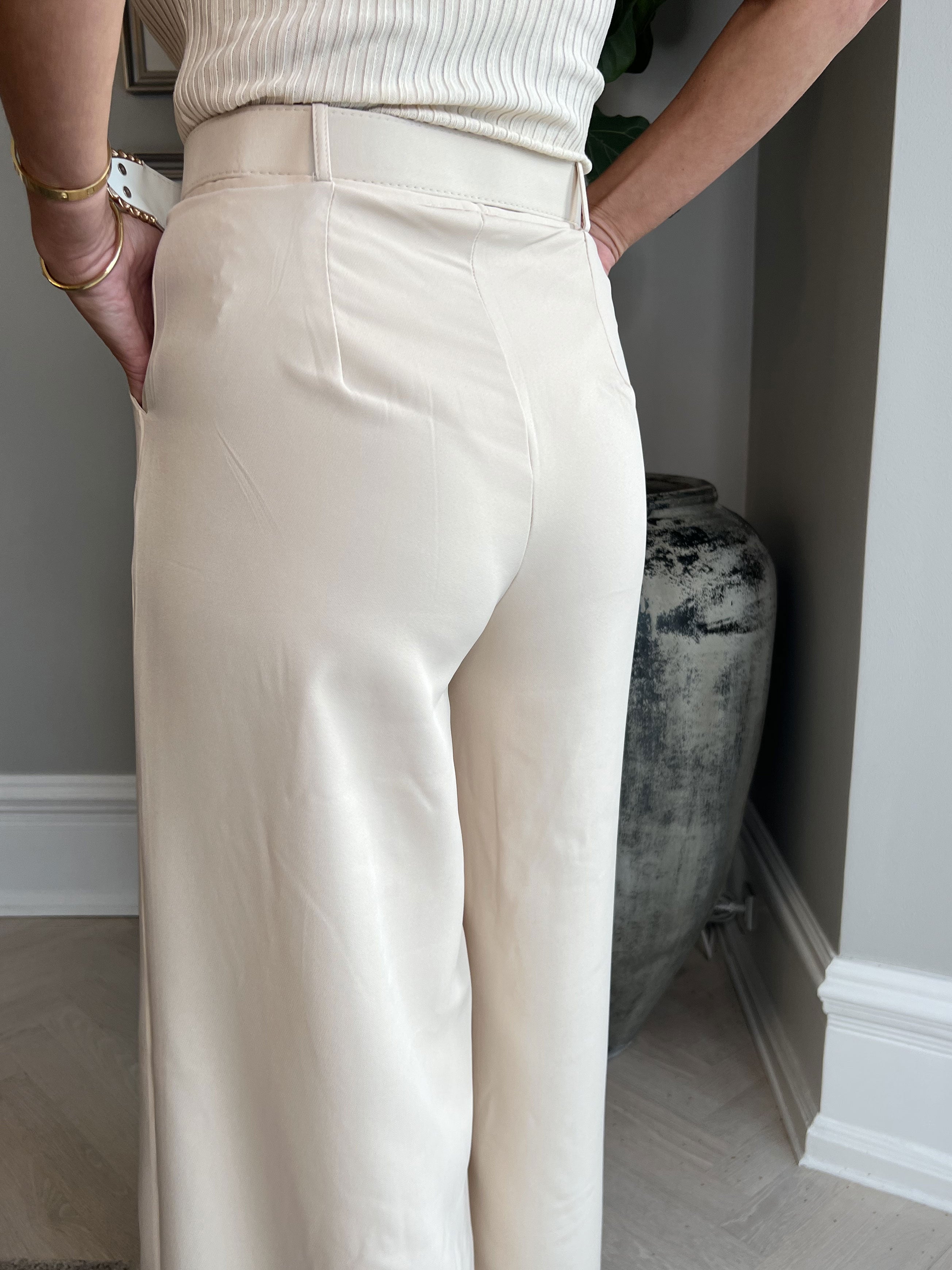 Lova - Byxor med vida ben och guldbälte - Black