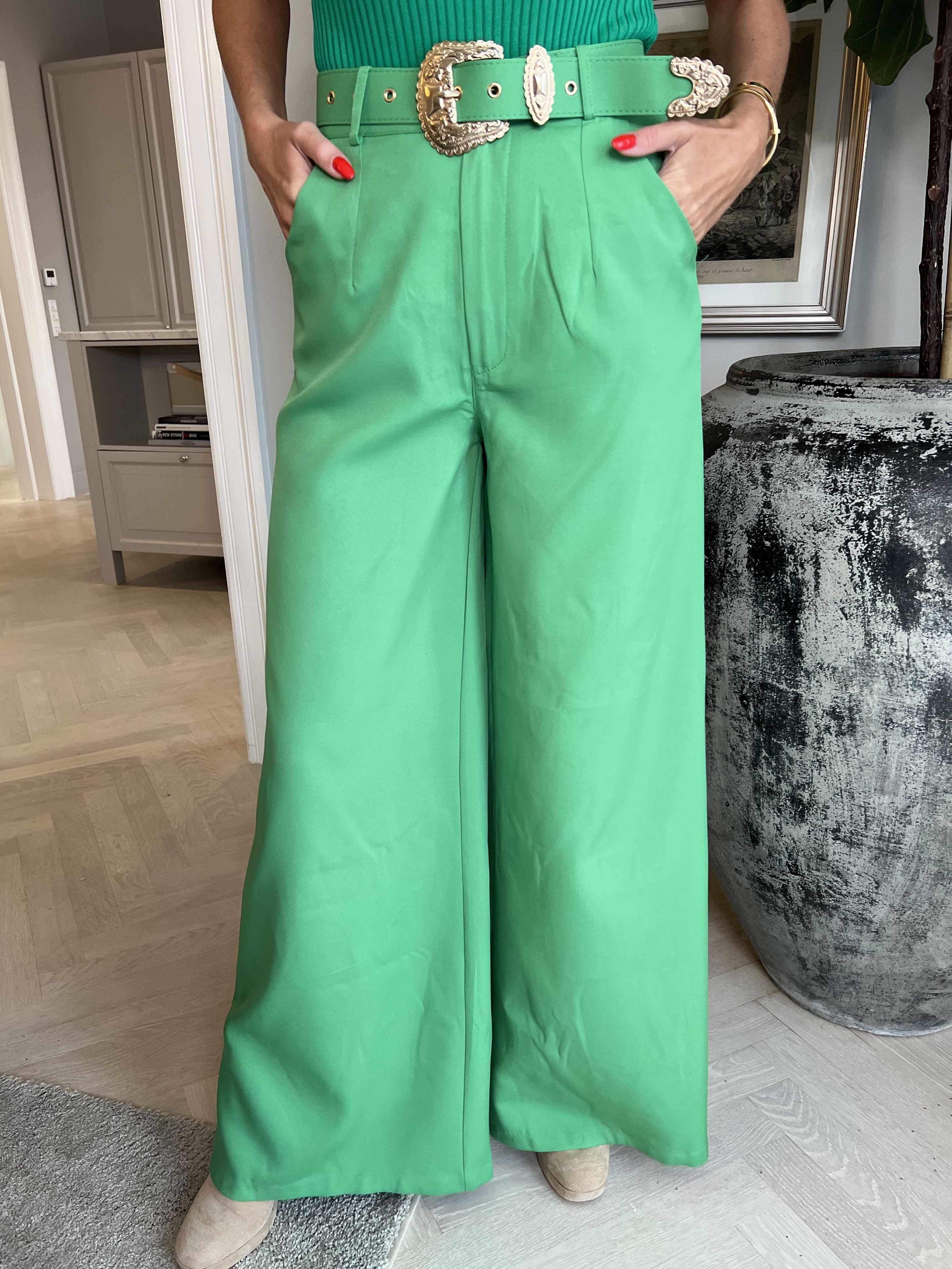 Lova - Byxor med vida ben och guldbälte - Green
