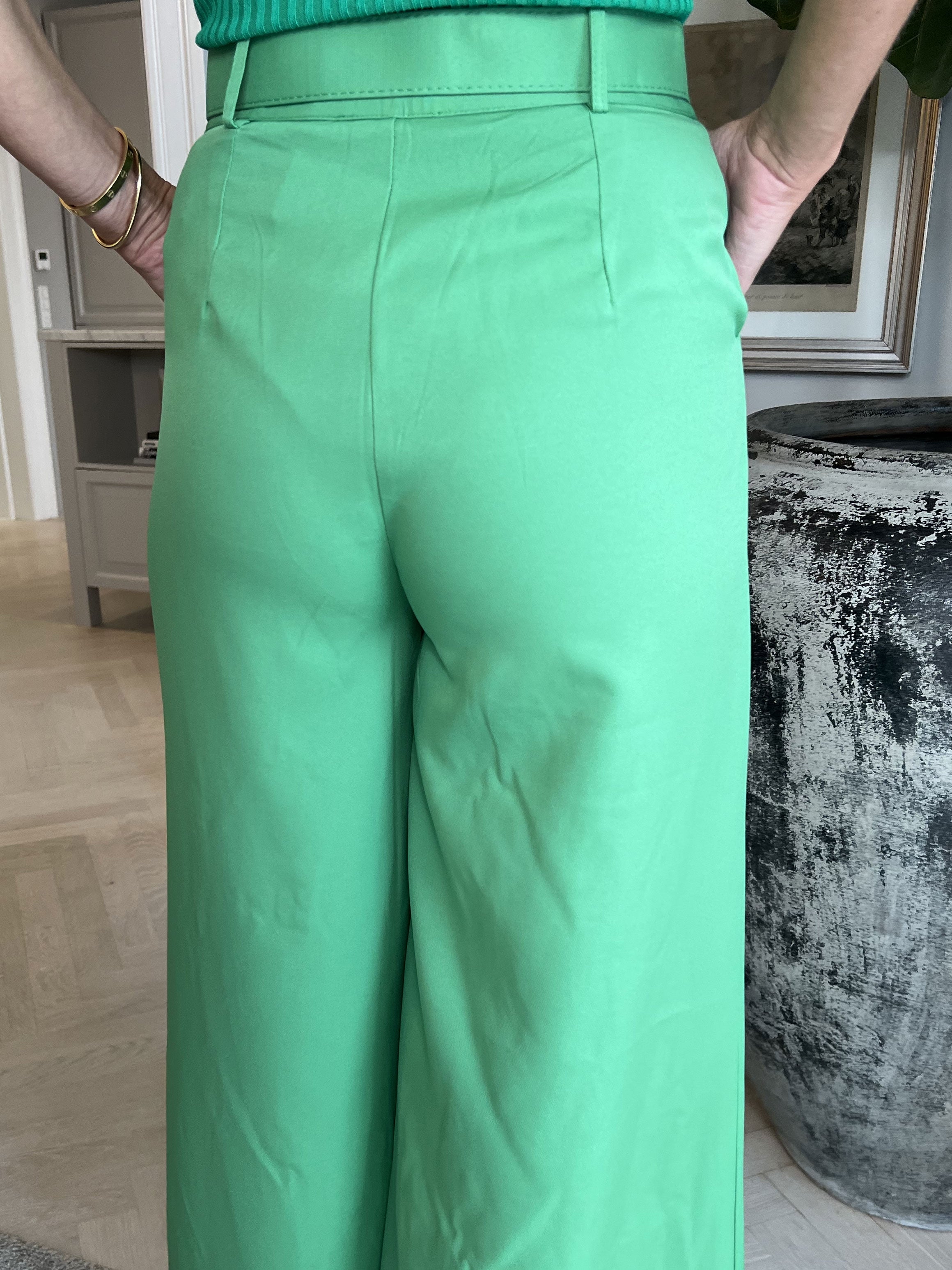 Lova - Byxor med vida ben och guldbälte - Beige