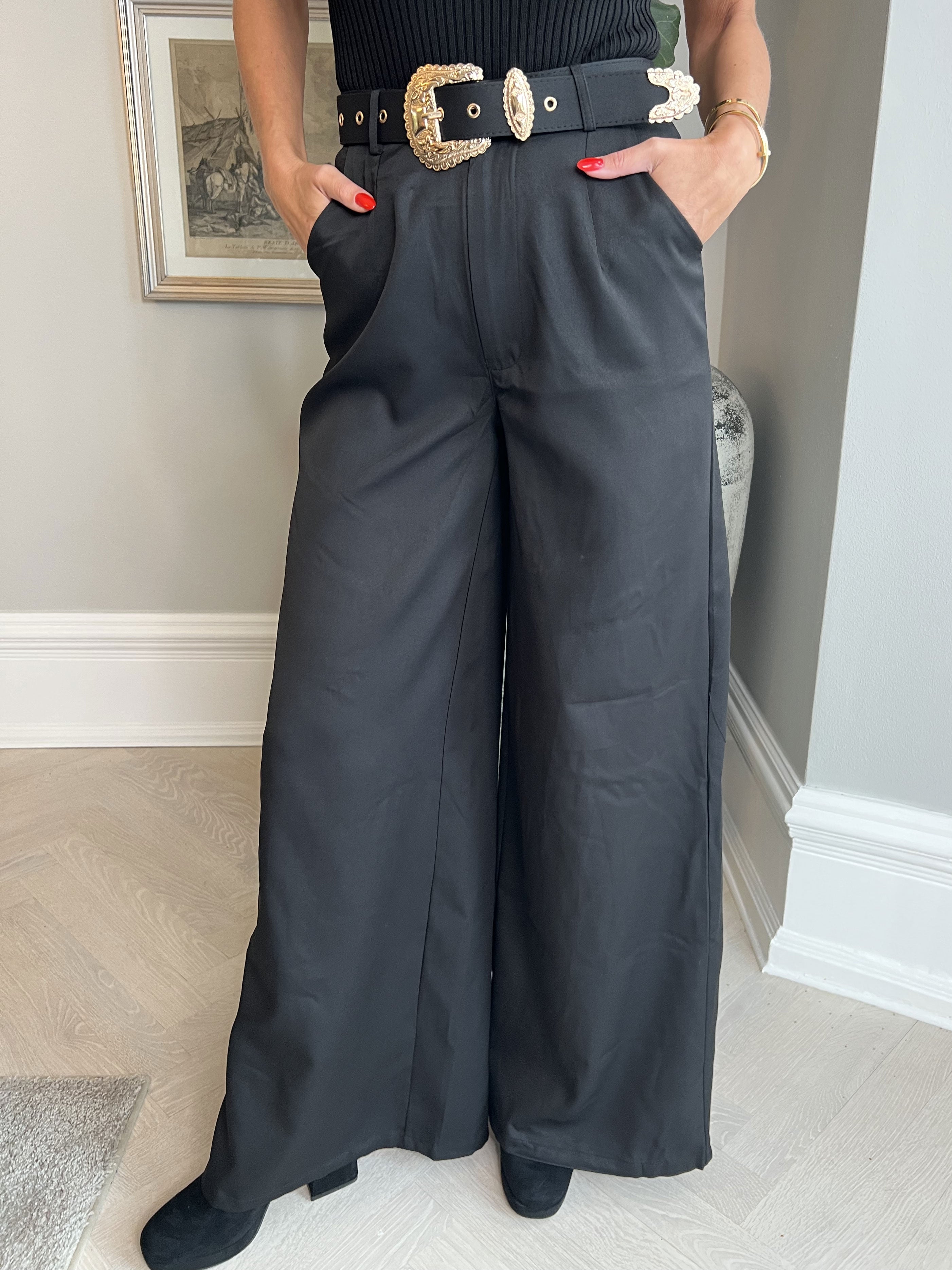 Lova - Byxor med vida ben och guldbälte