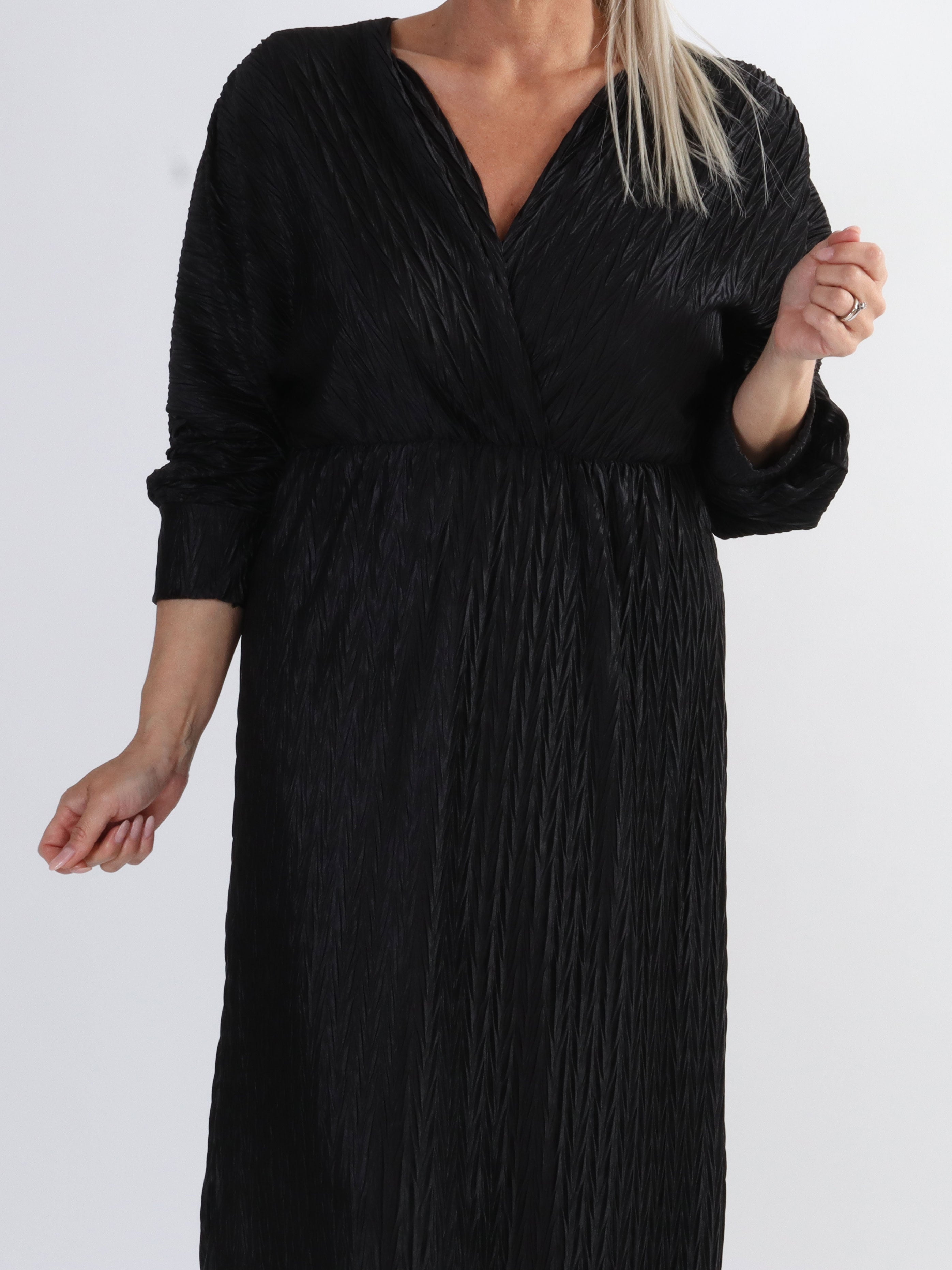 Love - Lång plisserad klänning i plus size i glänsande tyg - Lime green