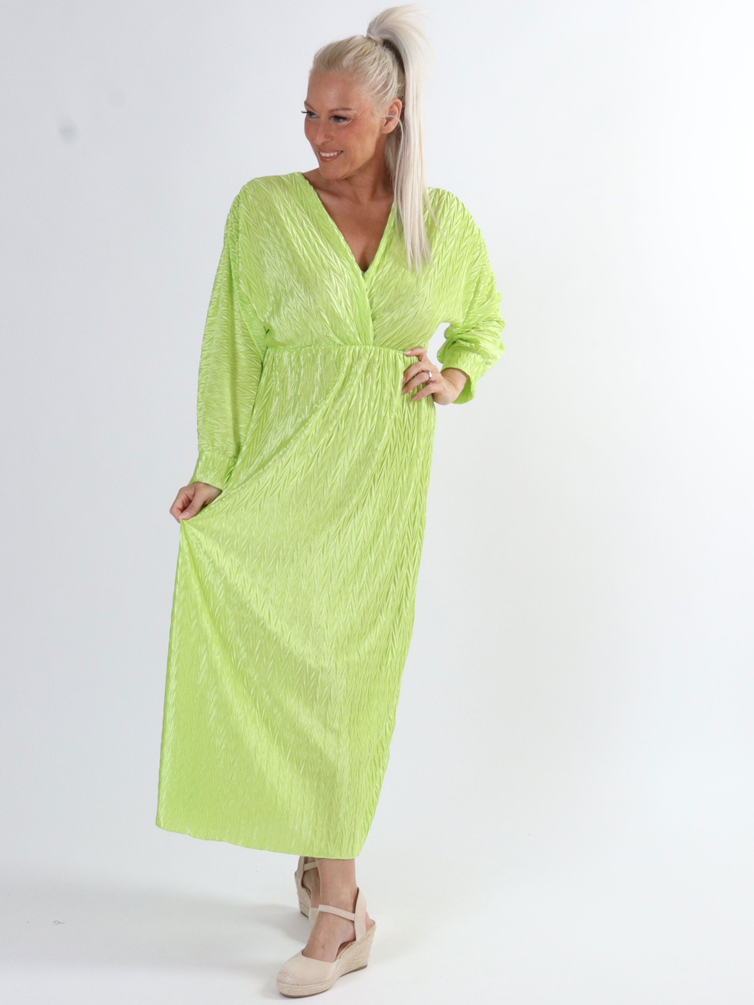 Love - Lång plisserad klänning i plus size i glänsande tyg - Pink