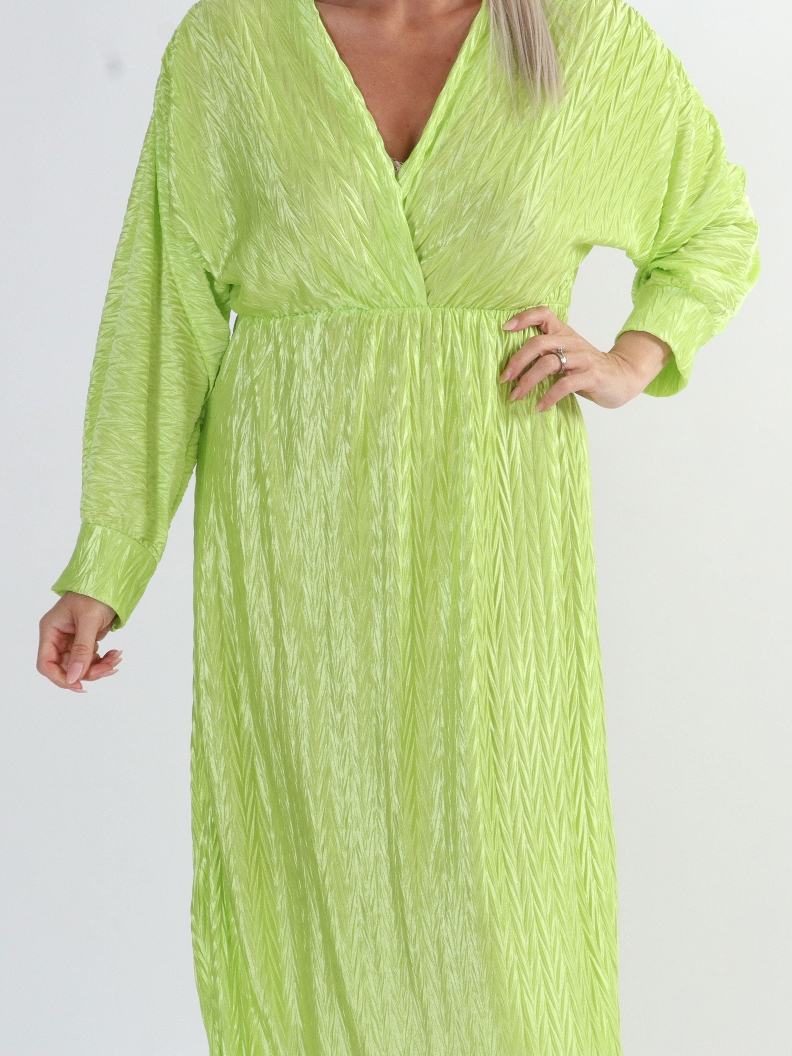 Love - Lång plisserad klänning i plus size i glänsande tyg