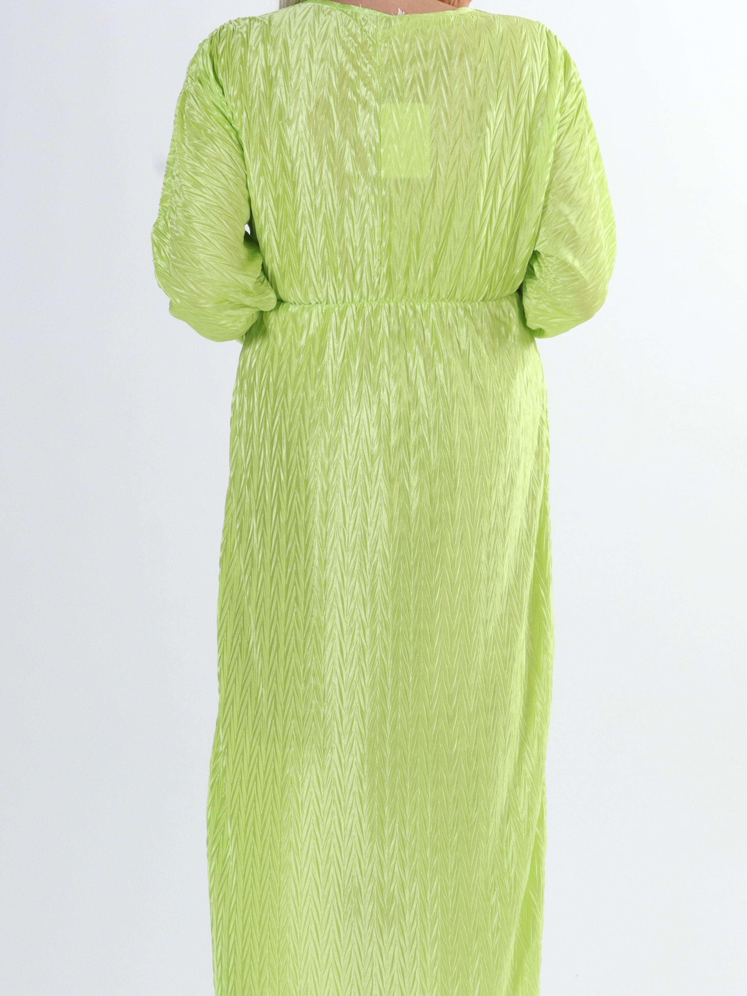 Love - Lång plisserad klänning i plus size i glänsande tyg