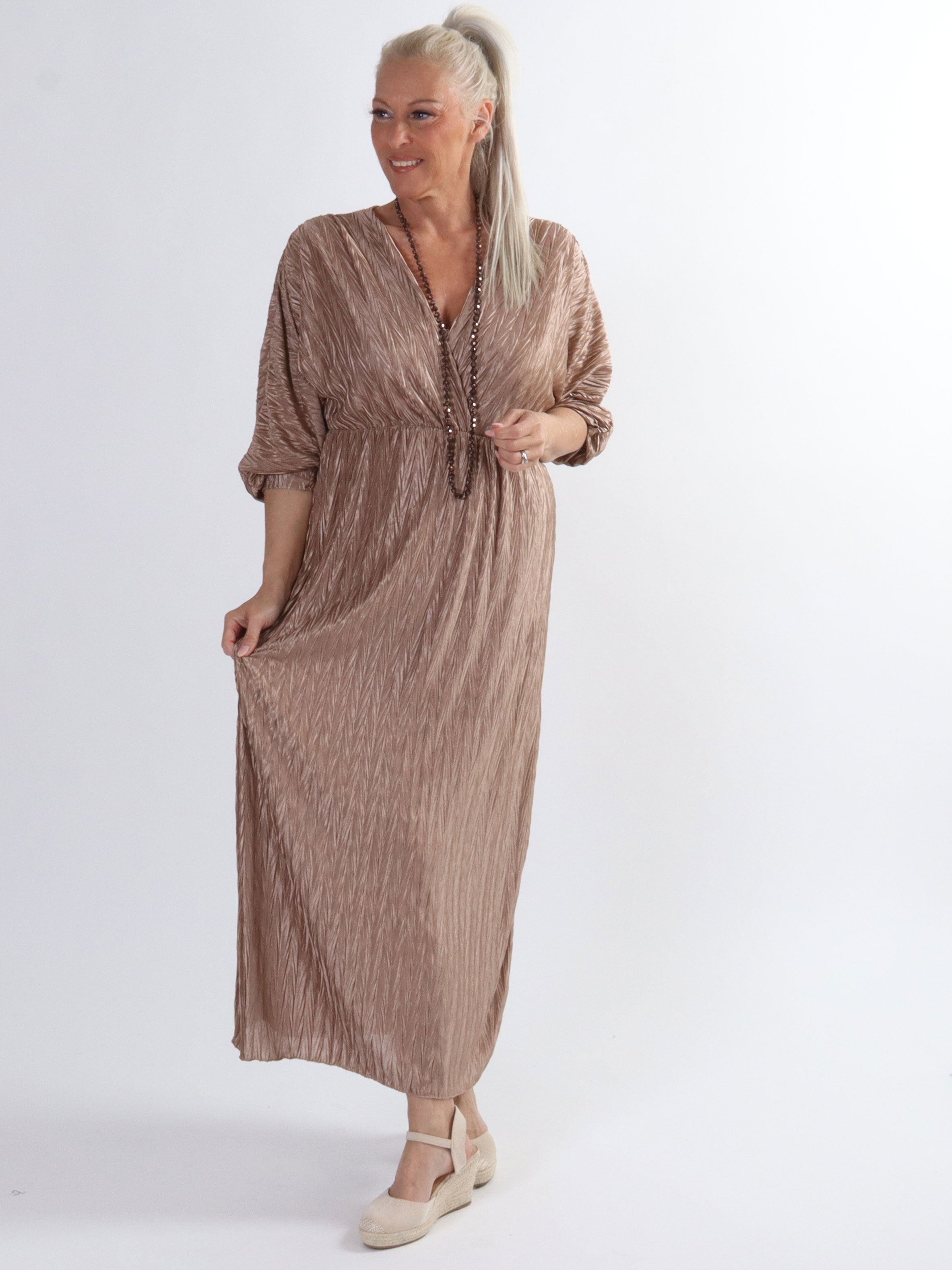 Love - Lång plisserad klänning i plus size i glänsande tyg