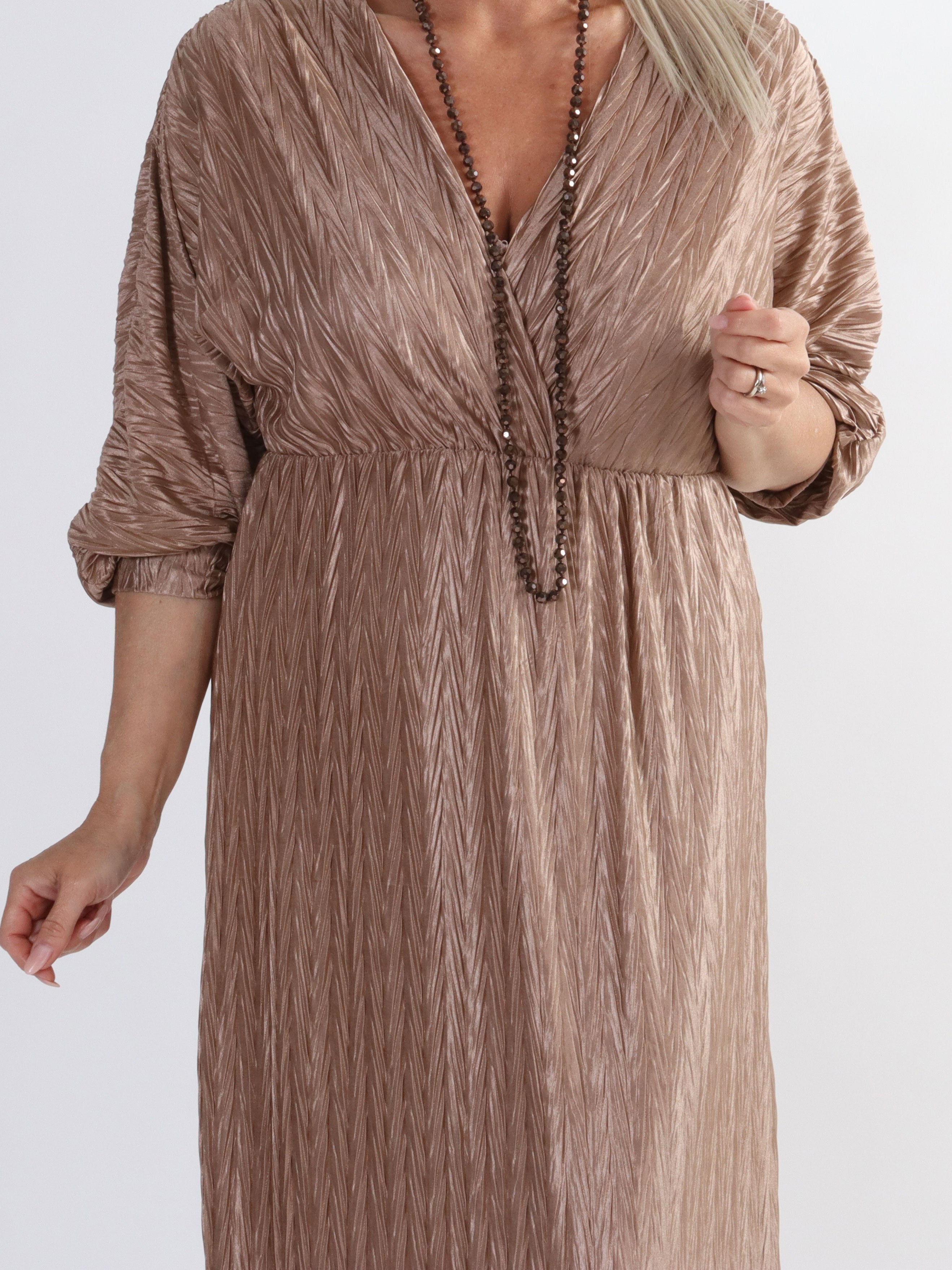 Love - Lång plisserad klänning i plus size i glänsande tyg