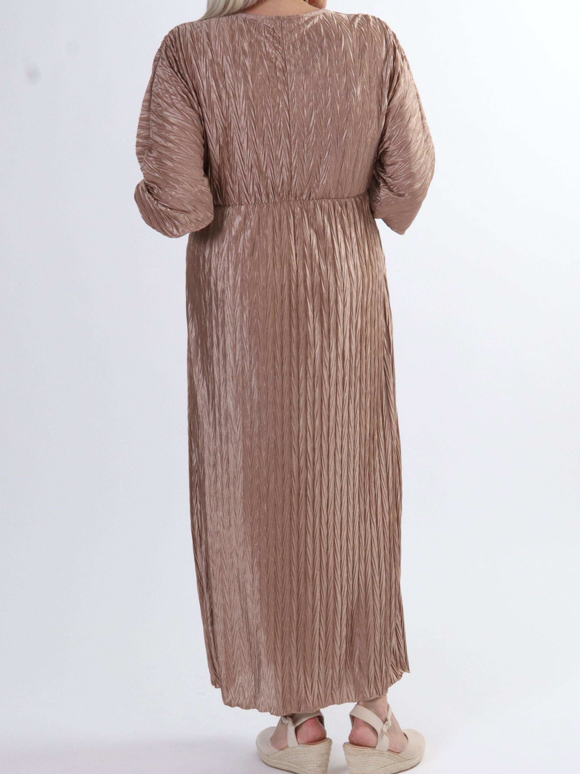 Love - Lång plisserad klänning i plus size i glänsande tyg