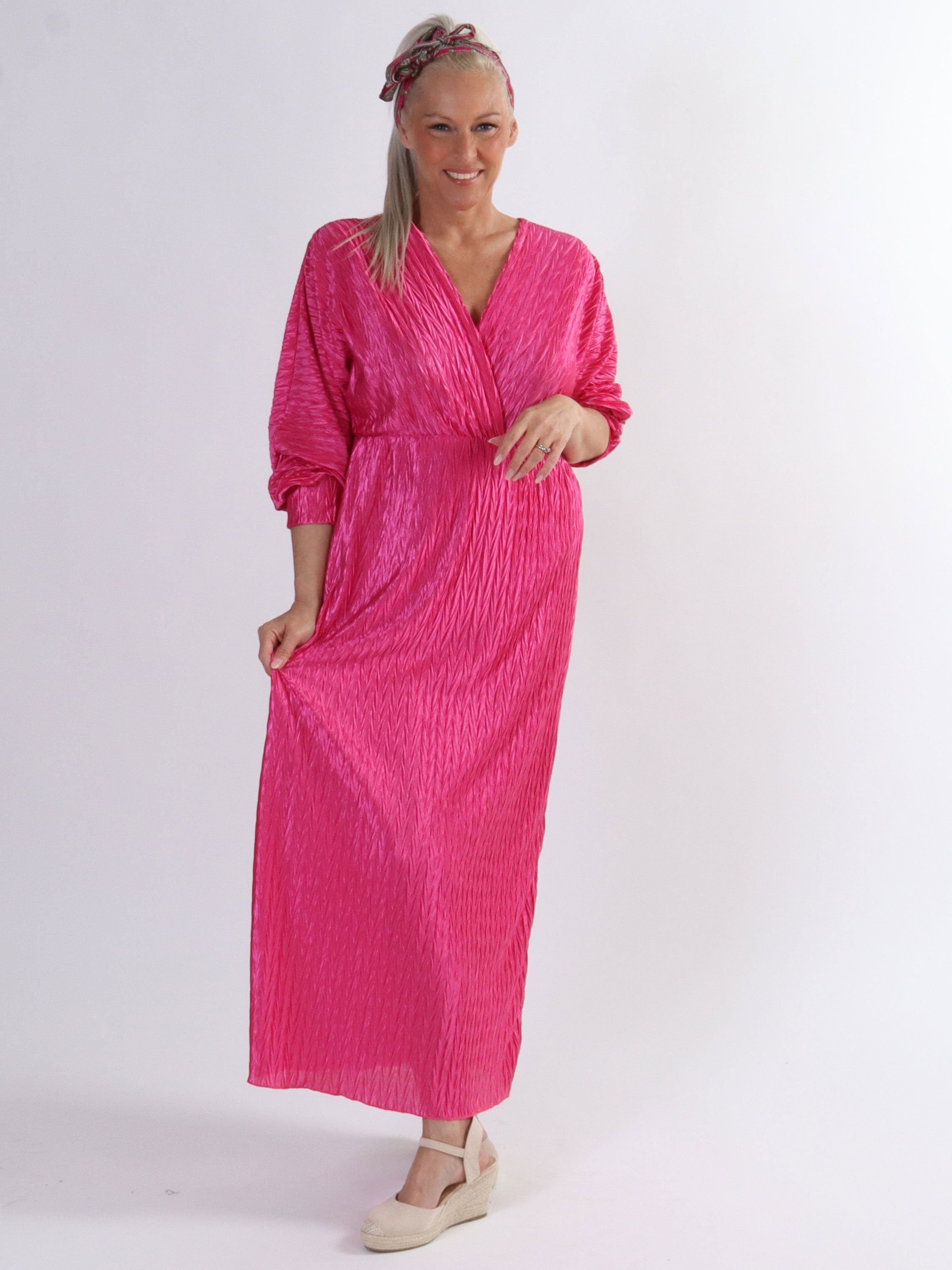 Love - Lång plisserad klänning i plus size i glänsande tyg