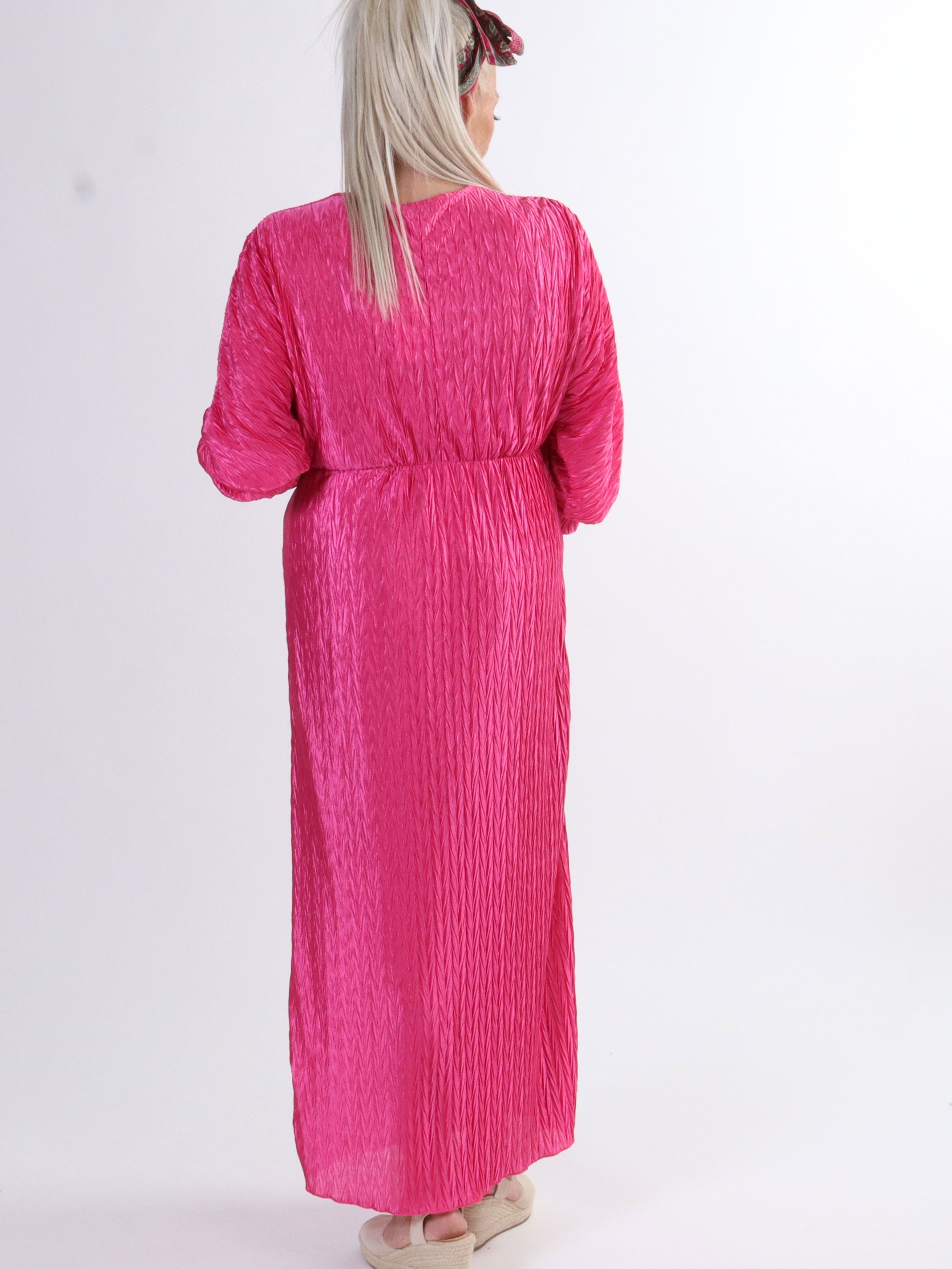 Love - Lång plisserad klänning i plus size i glänsande tyg