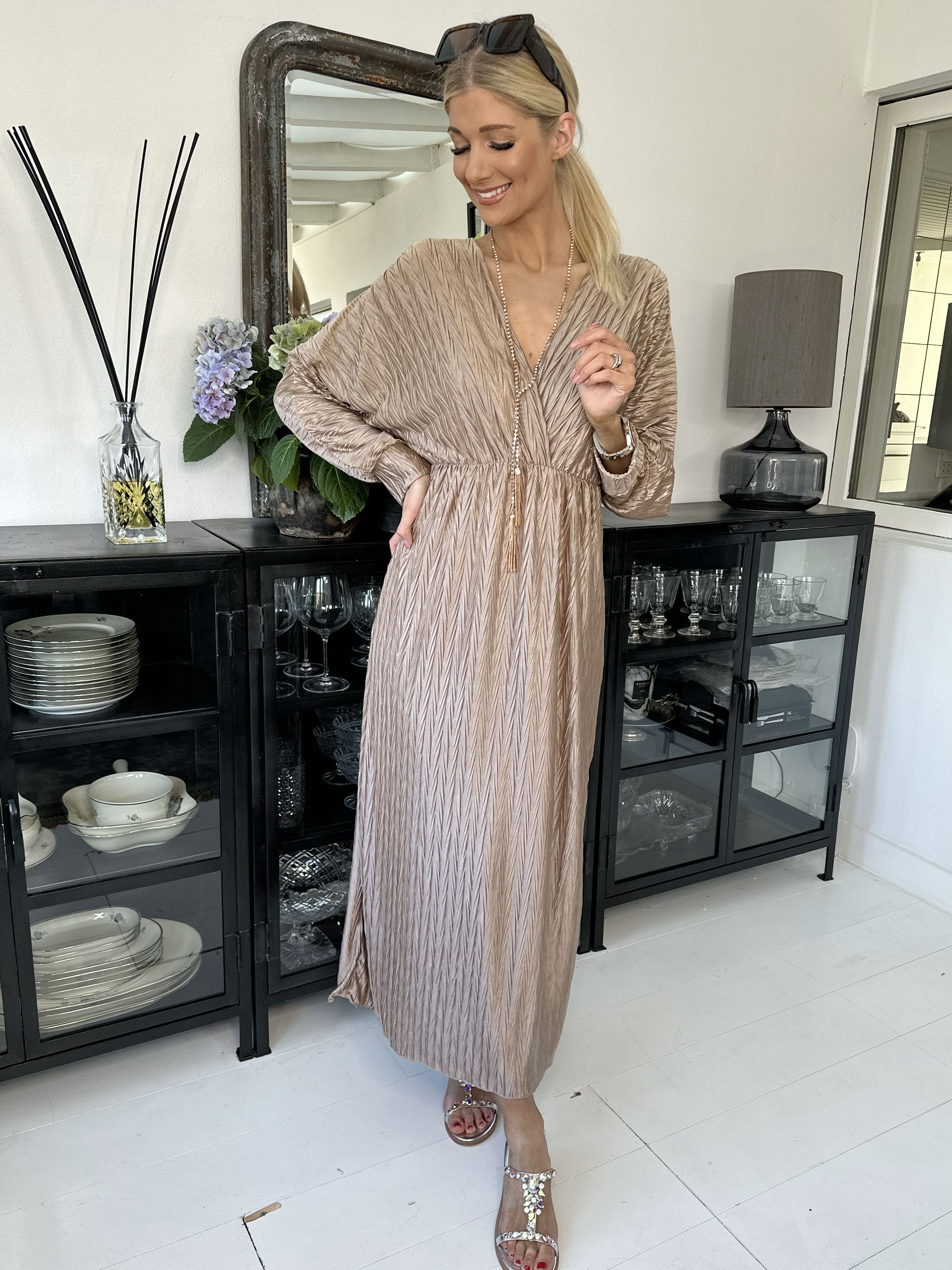 Love - Lång vacker plisserad klänning i glänsande tyg - Lime green