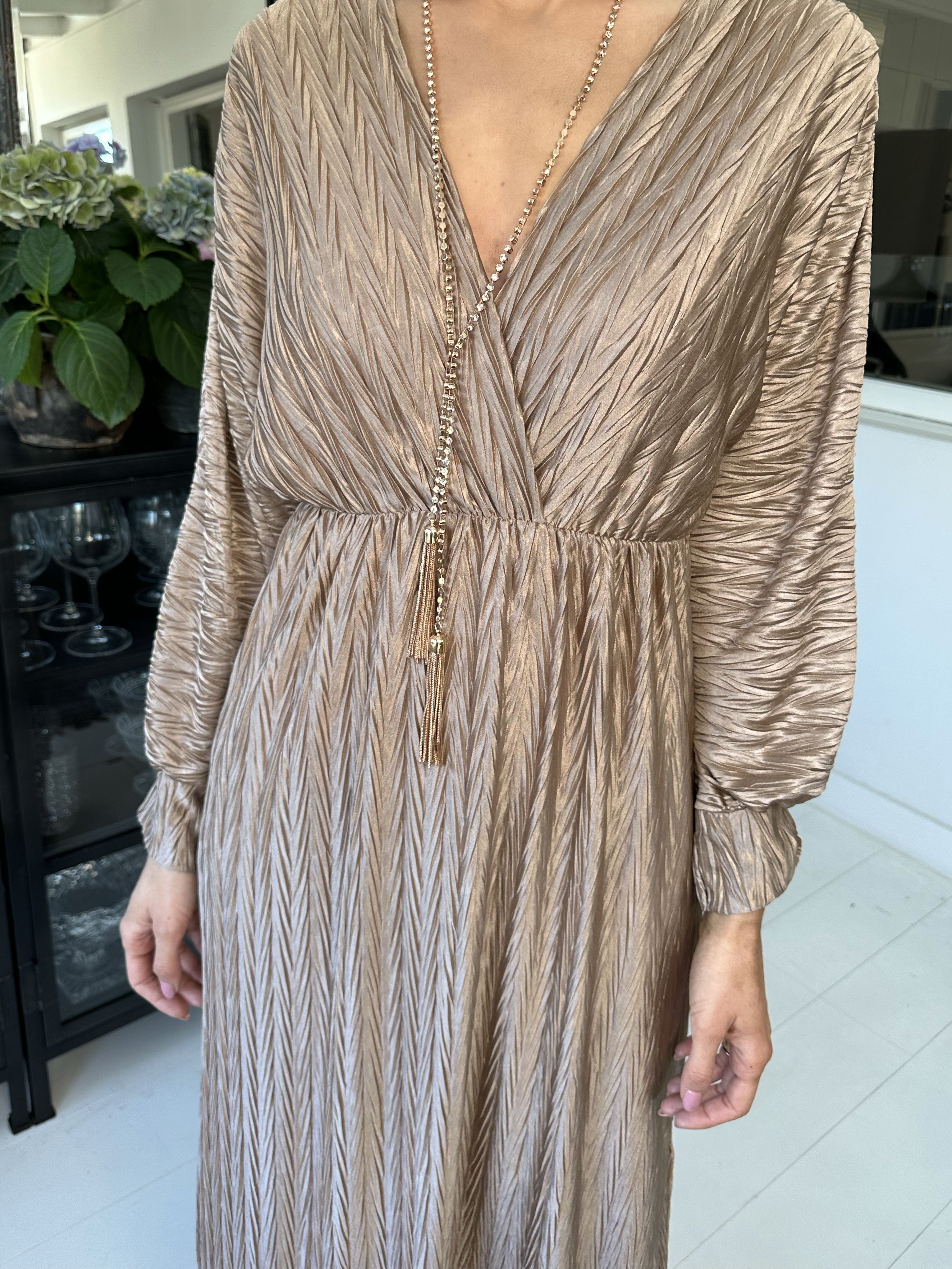 Love - Lång vacker plisserad klänning i glänsande tyg - Black