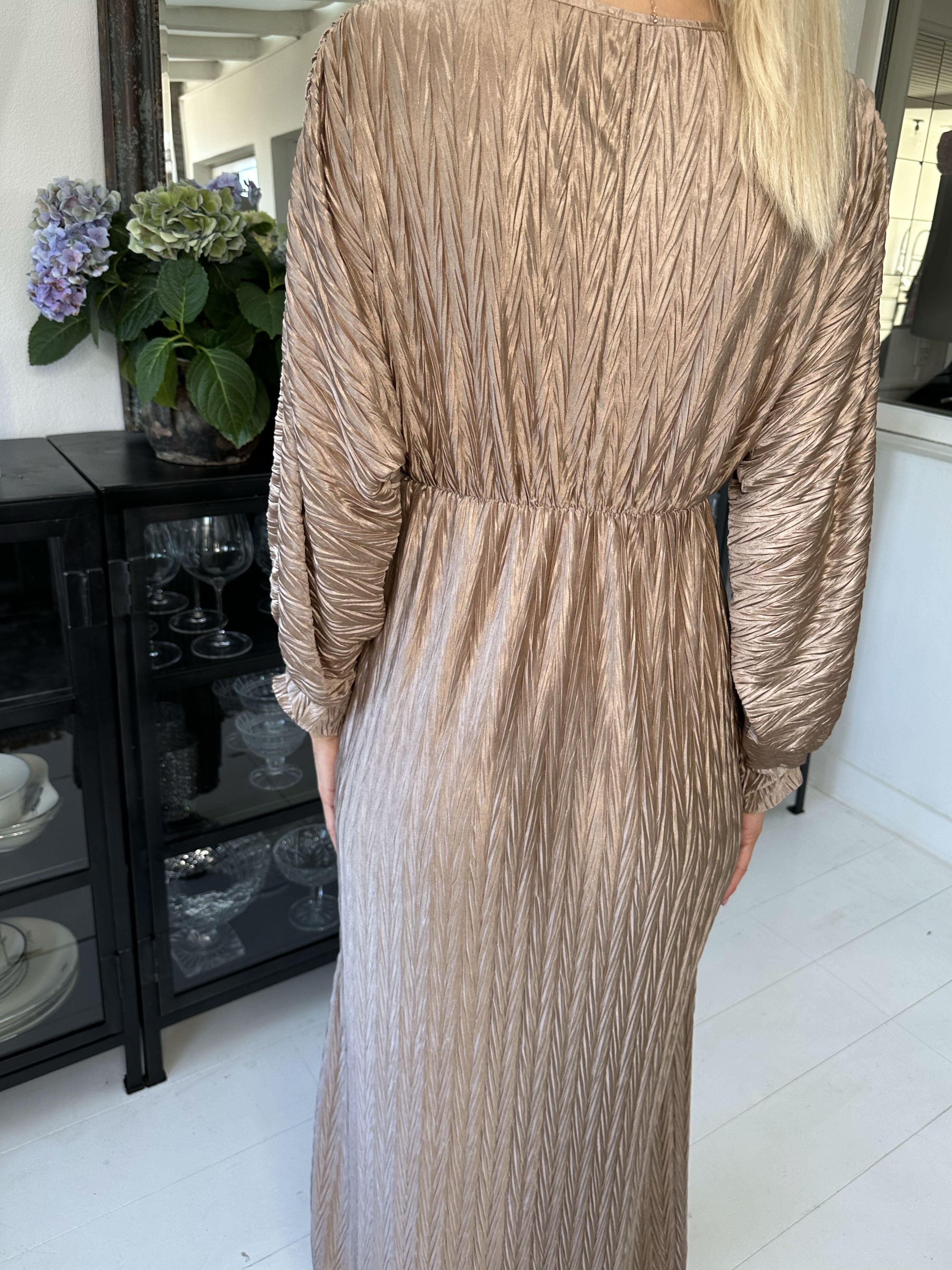 Love - Lång vacker plisserad klänning i glänsande tyg - Pink