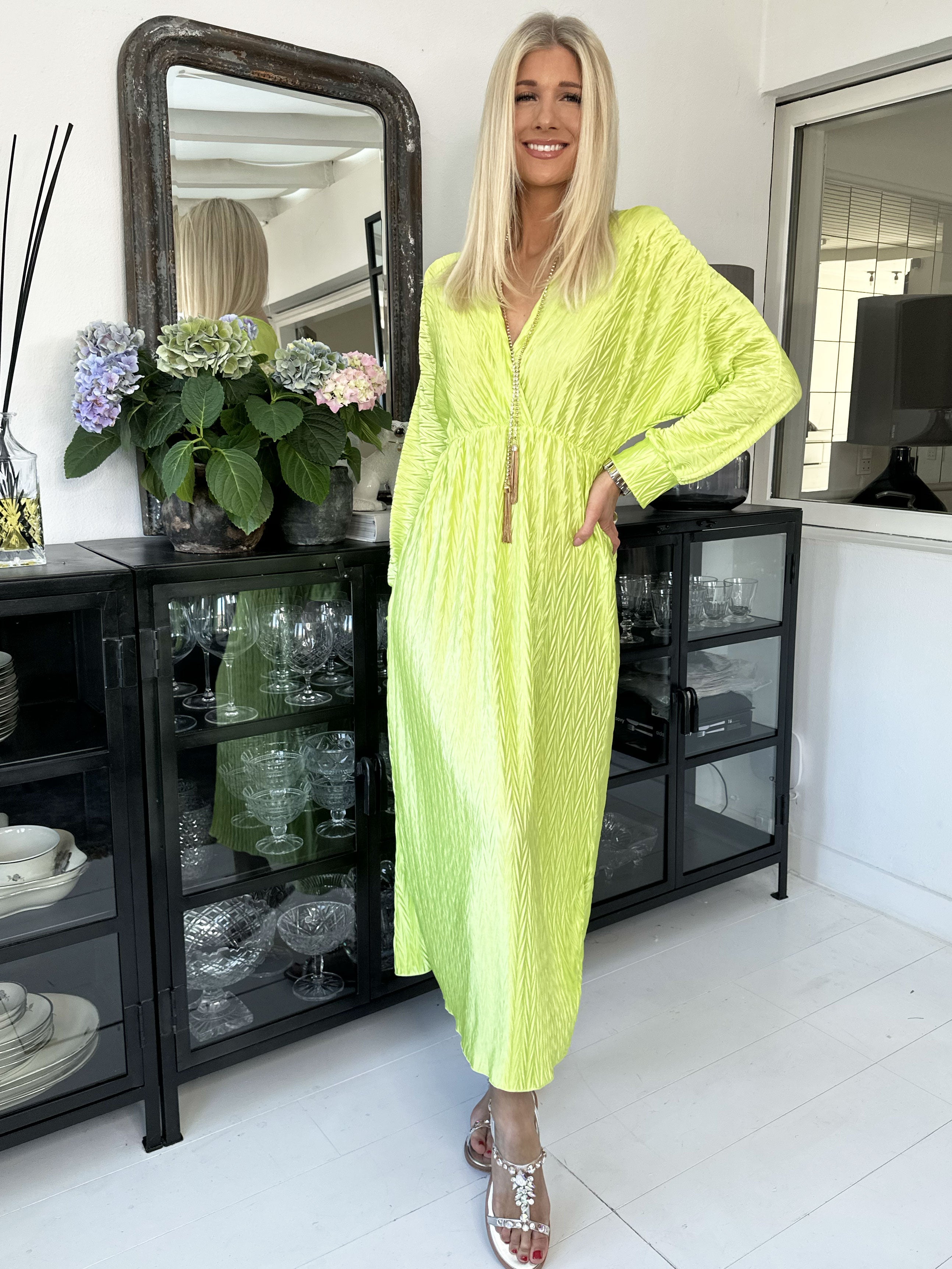 Love - Lång vacker plisserad klänning i glänsande tyg