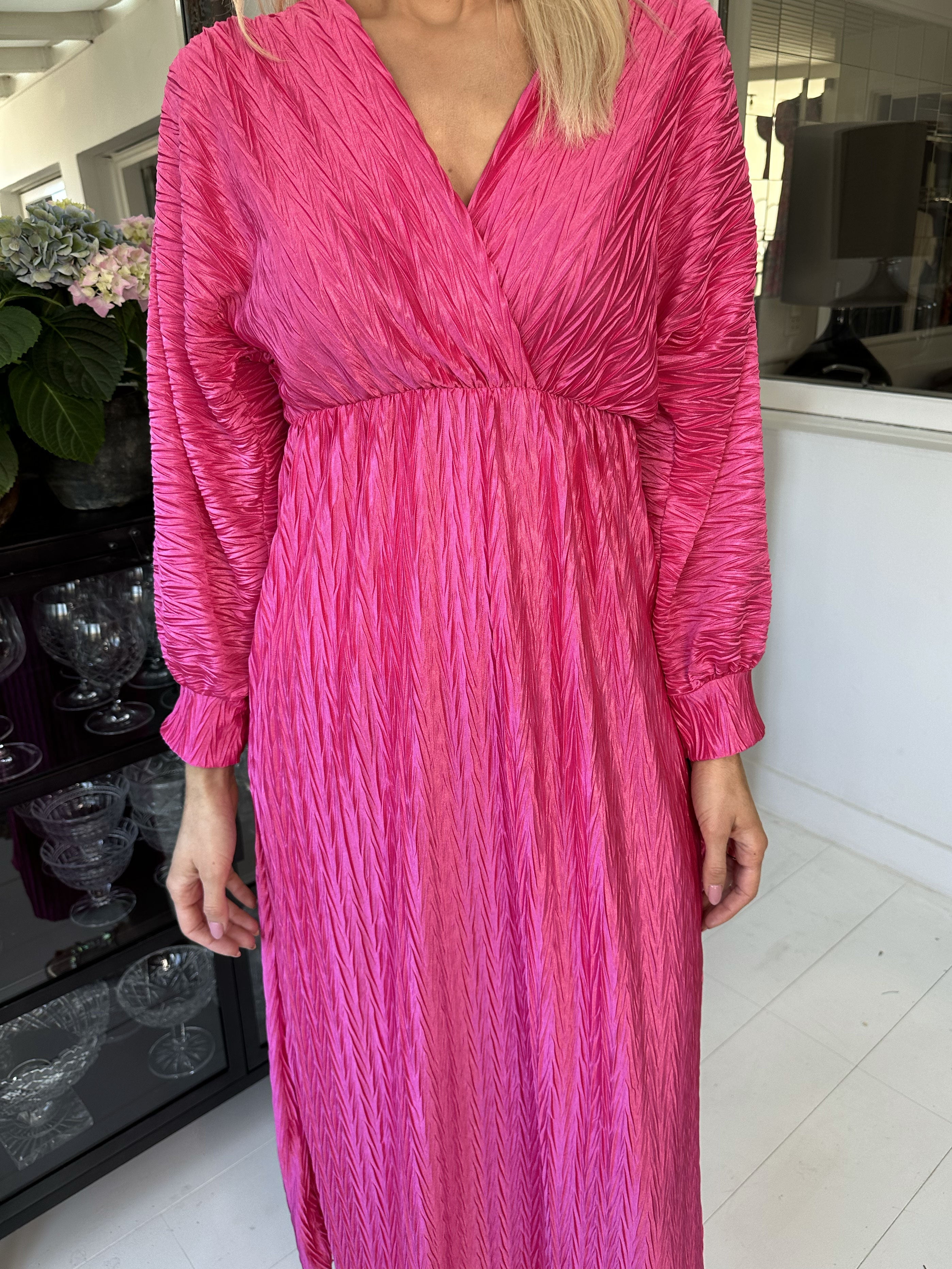 Love - Lång vacker plisserad klänning i glänsande tyg