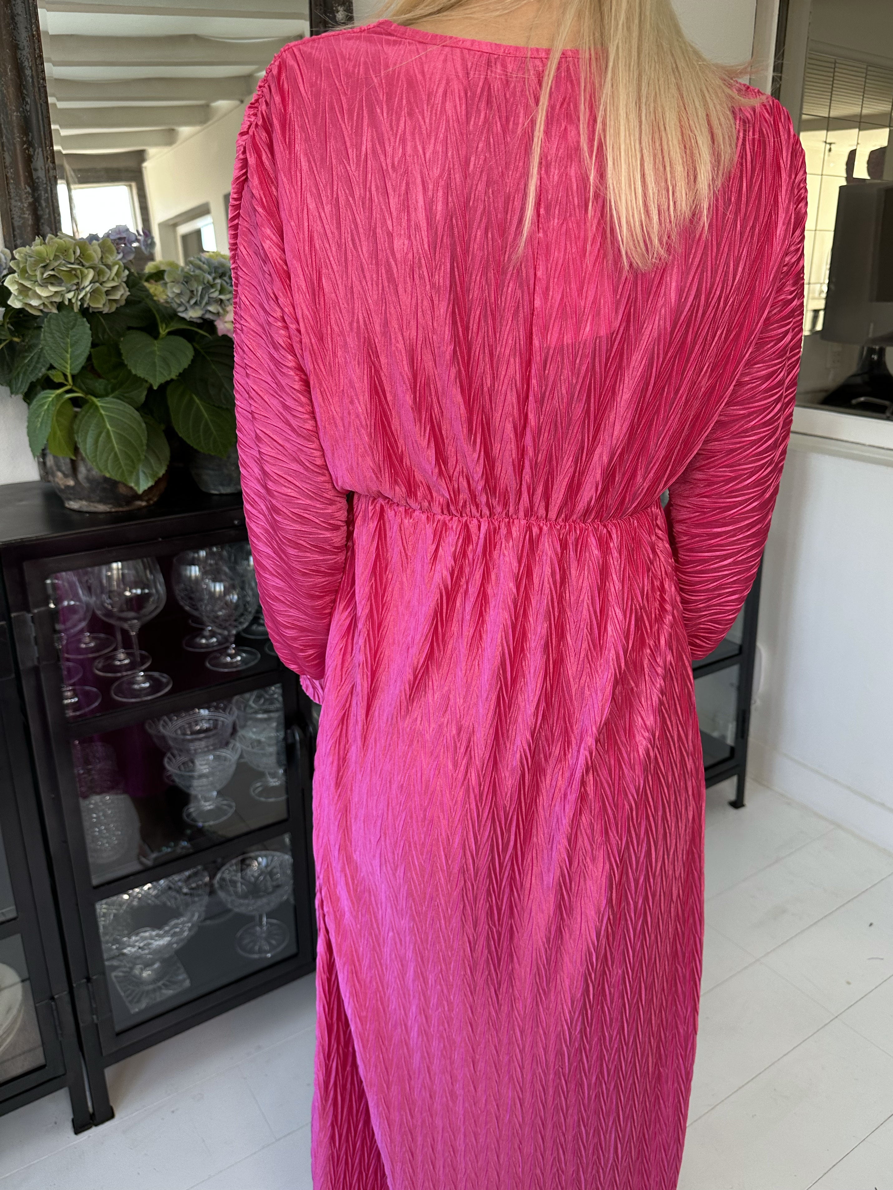 Love - Lång vacker plisserad klänning i glänsande tyg