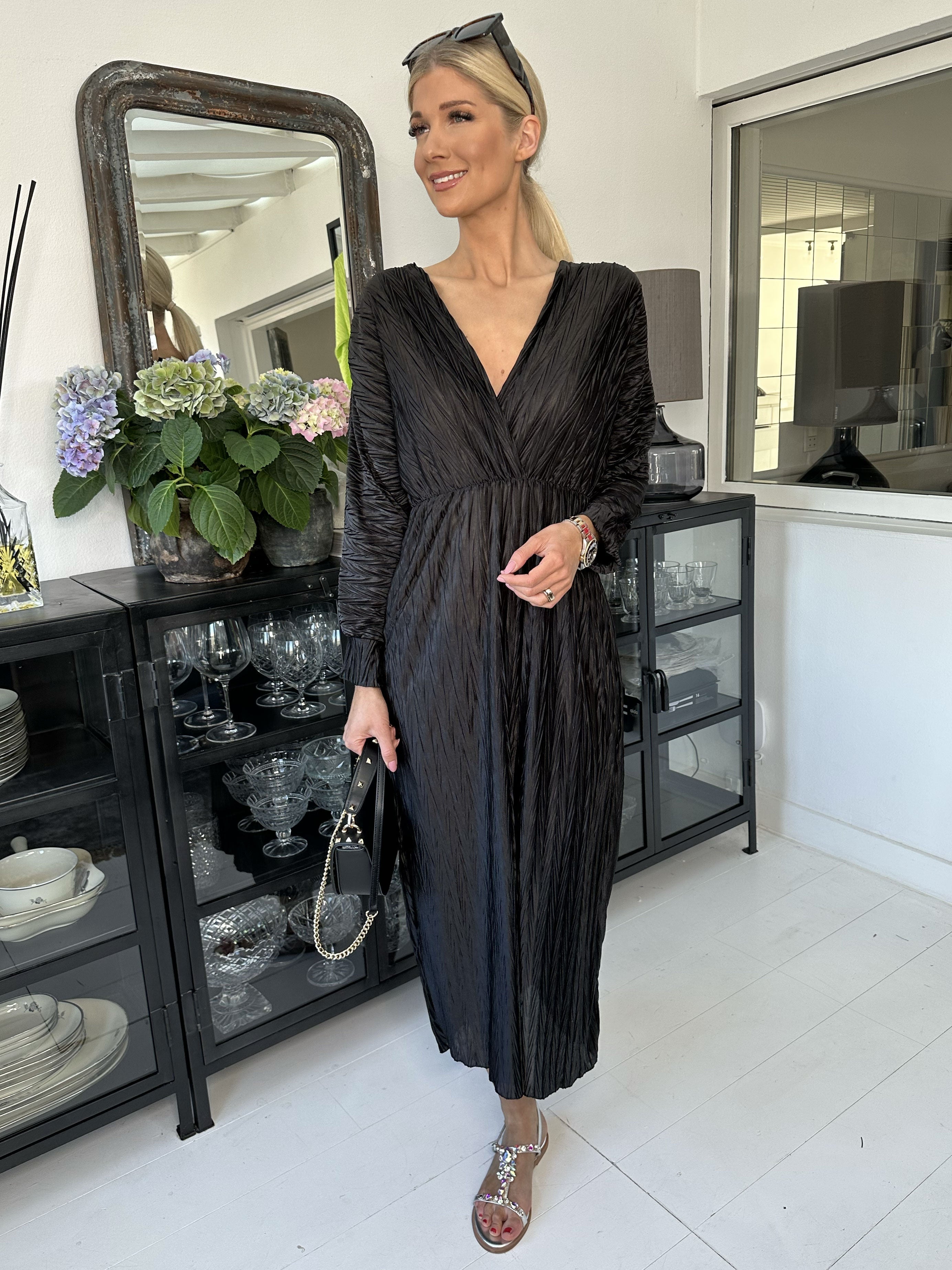 Love - Lång vacker plisserad klänning i glänsande tyg