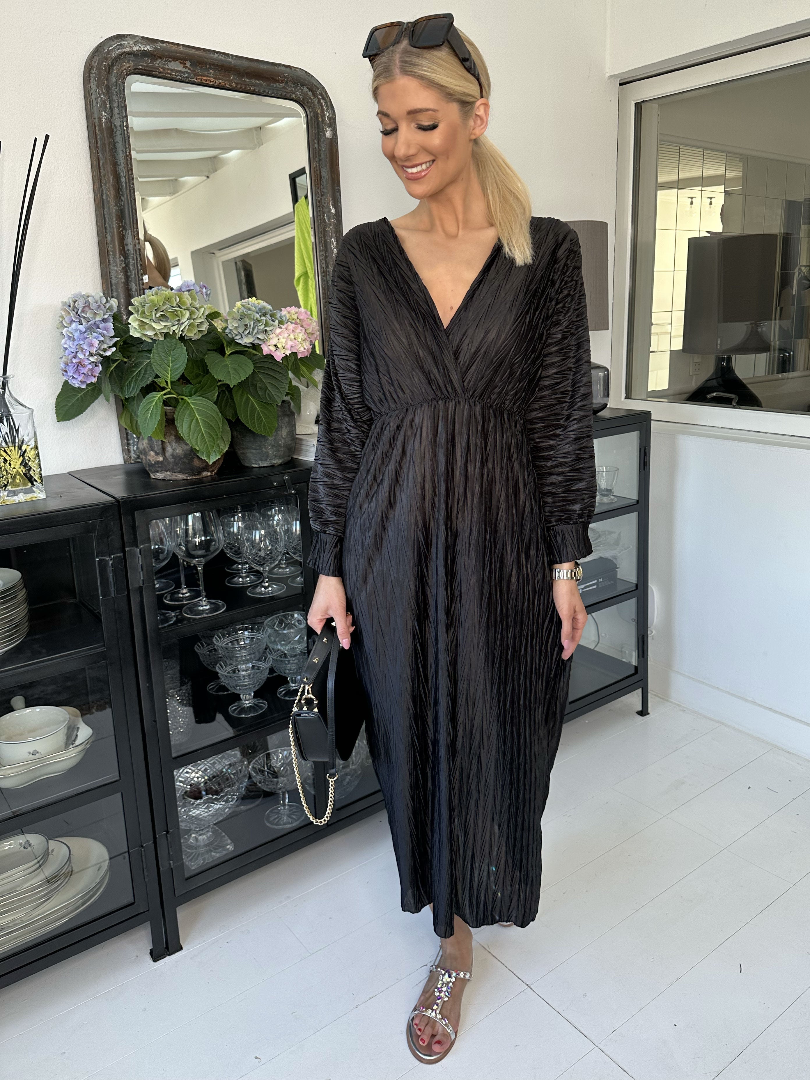 Love - Lång vacker plisserad klänning i glänsande tyg