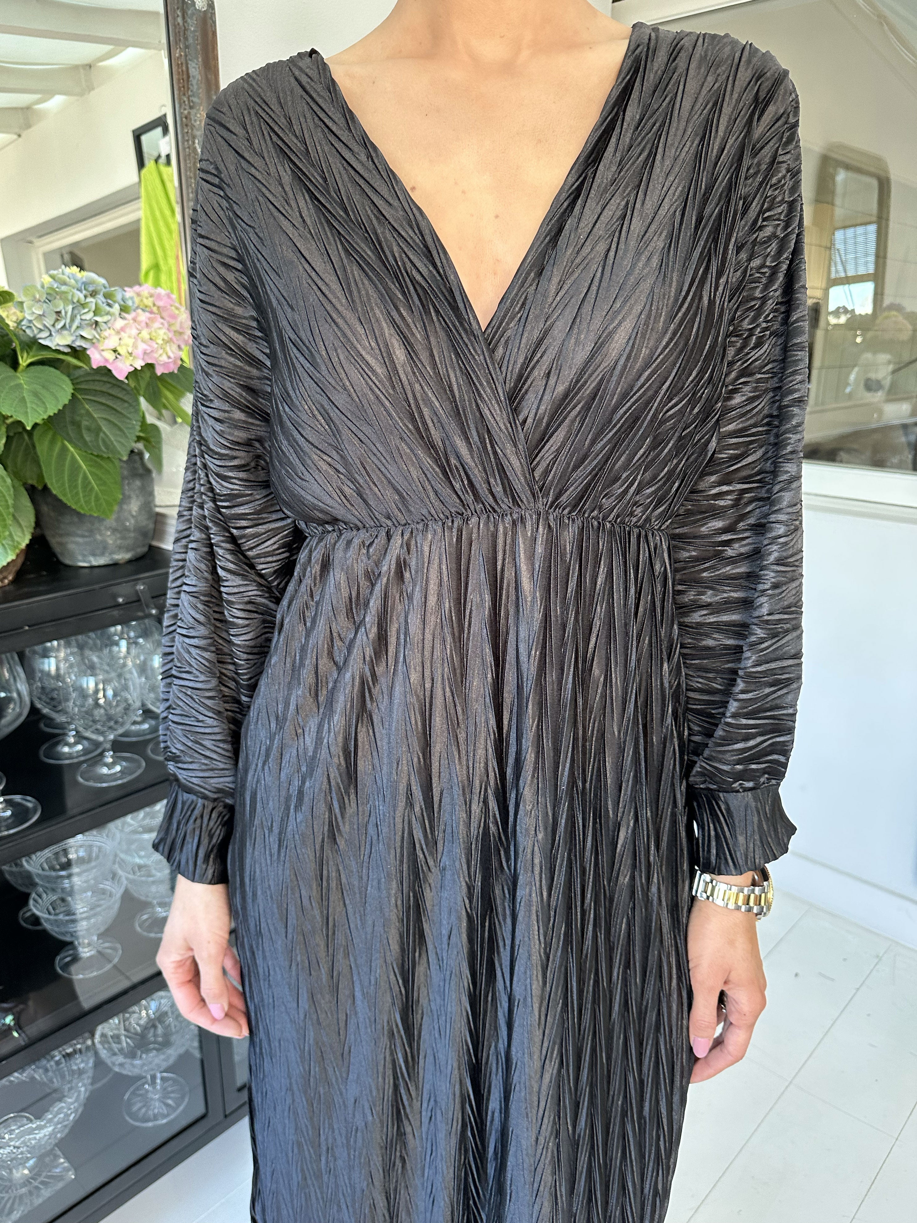 Love - Lång vacker plisserad klänning i glänsande tyg