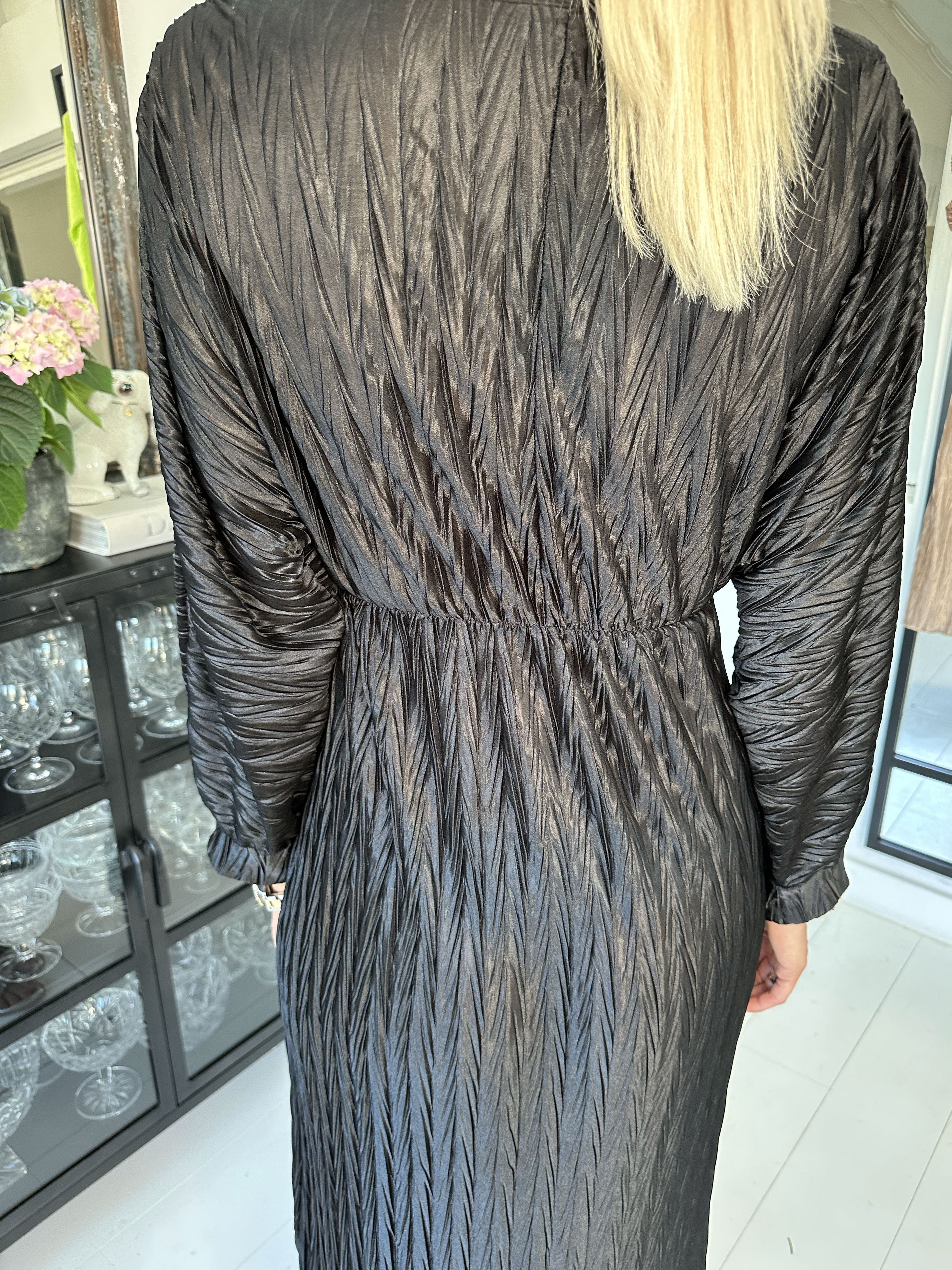 Love - Lång vacker plisserad klänning i glänsande tyg