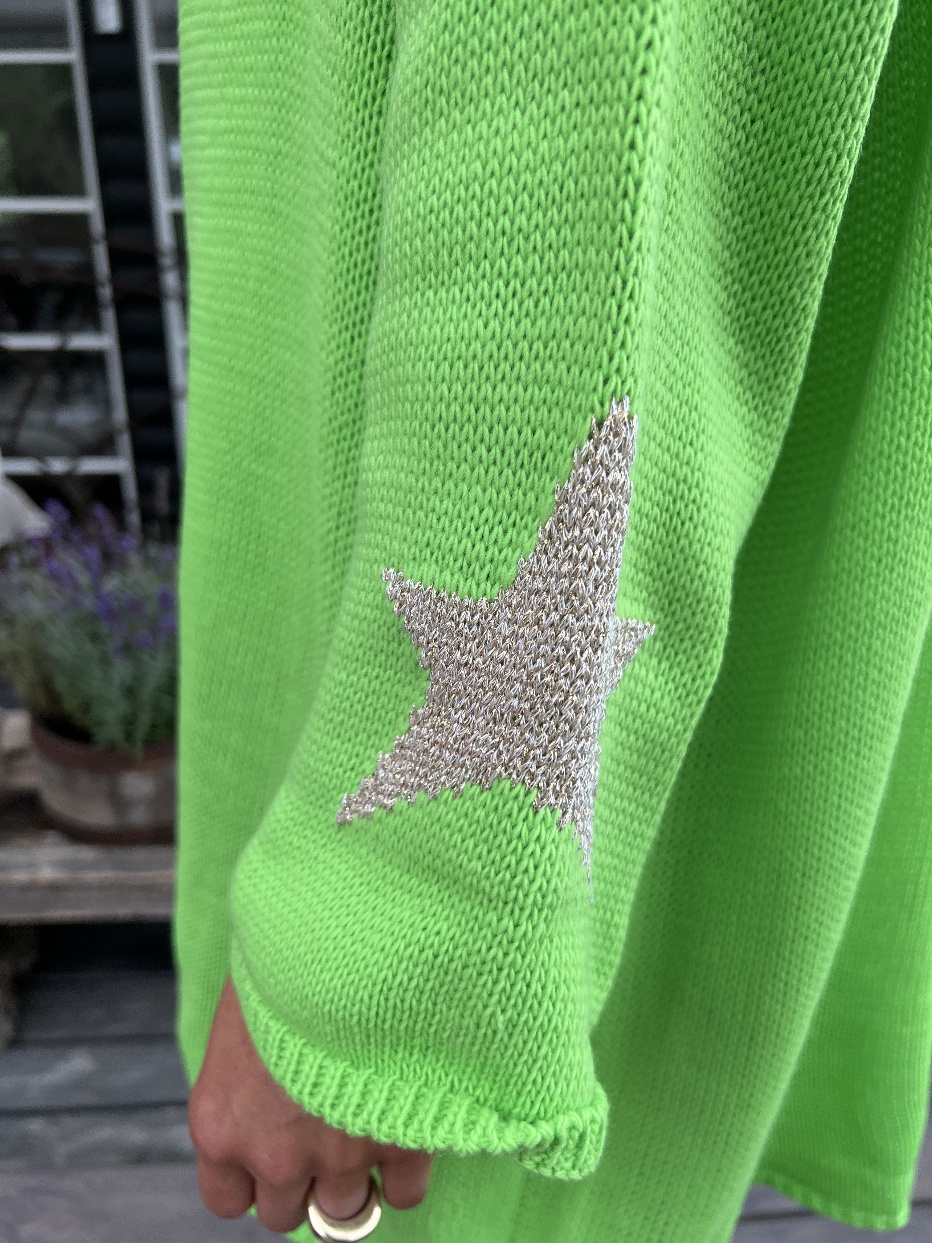 Lowa - Stickad kofta med stjärna på ärmen