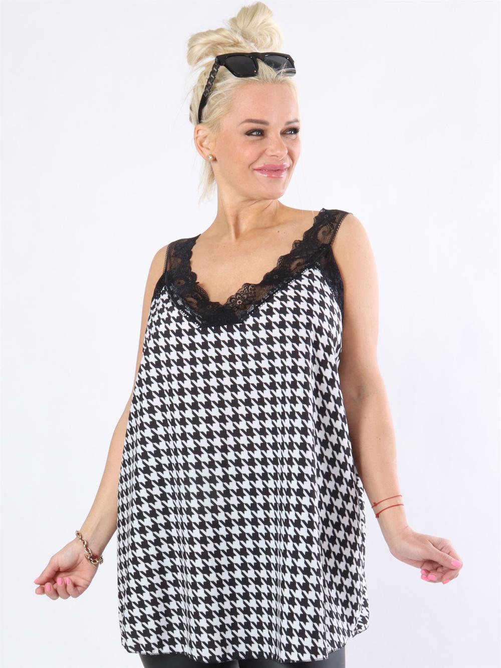 Lucianda - Topp med spetsrandiga ränder i silkeslook