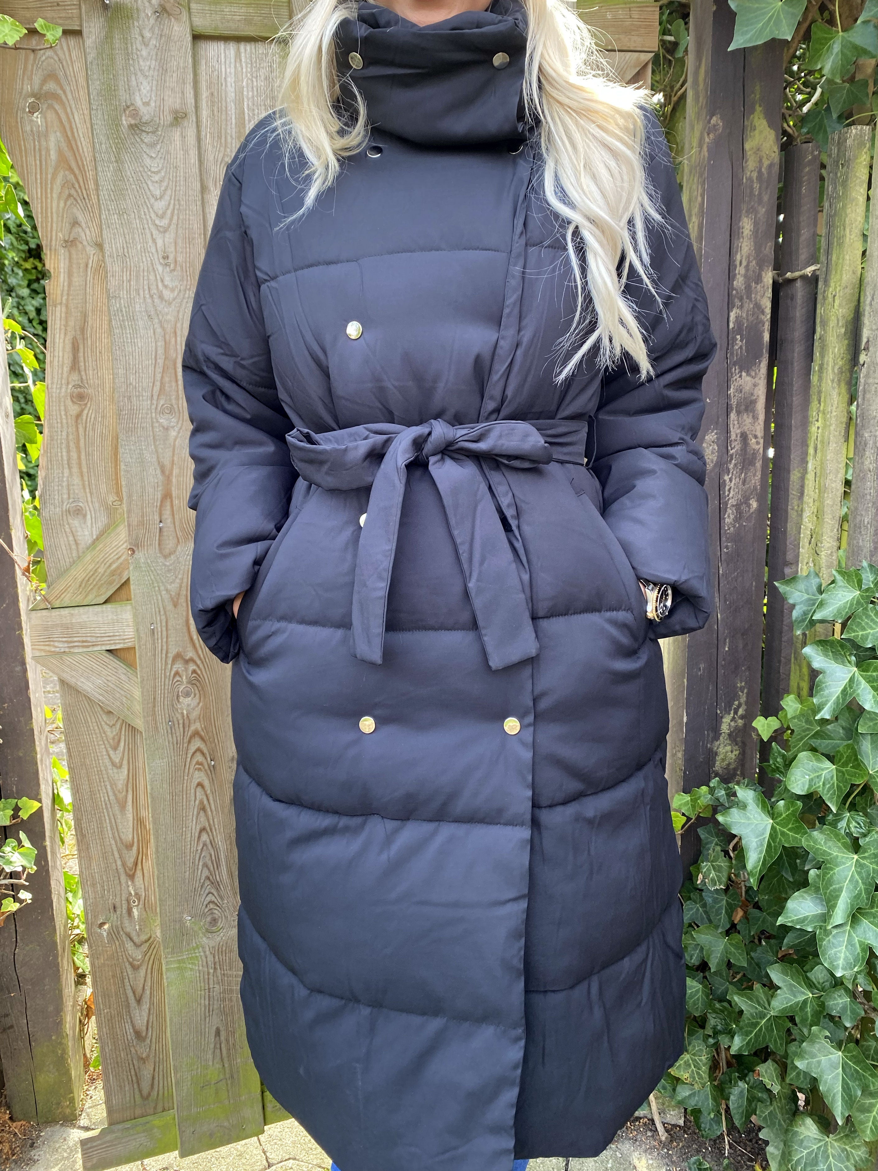 Luisa - Lång dunjacka med knytband - Black