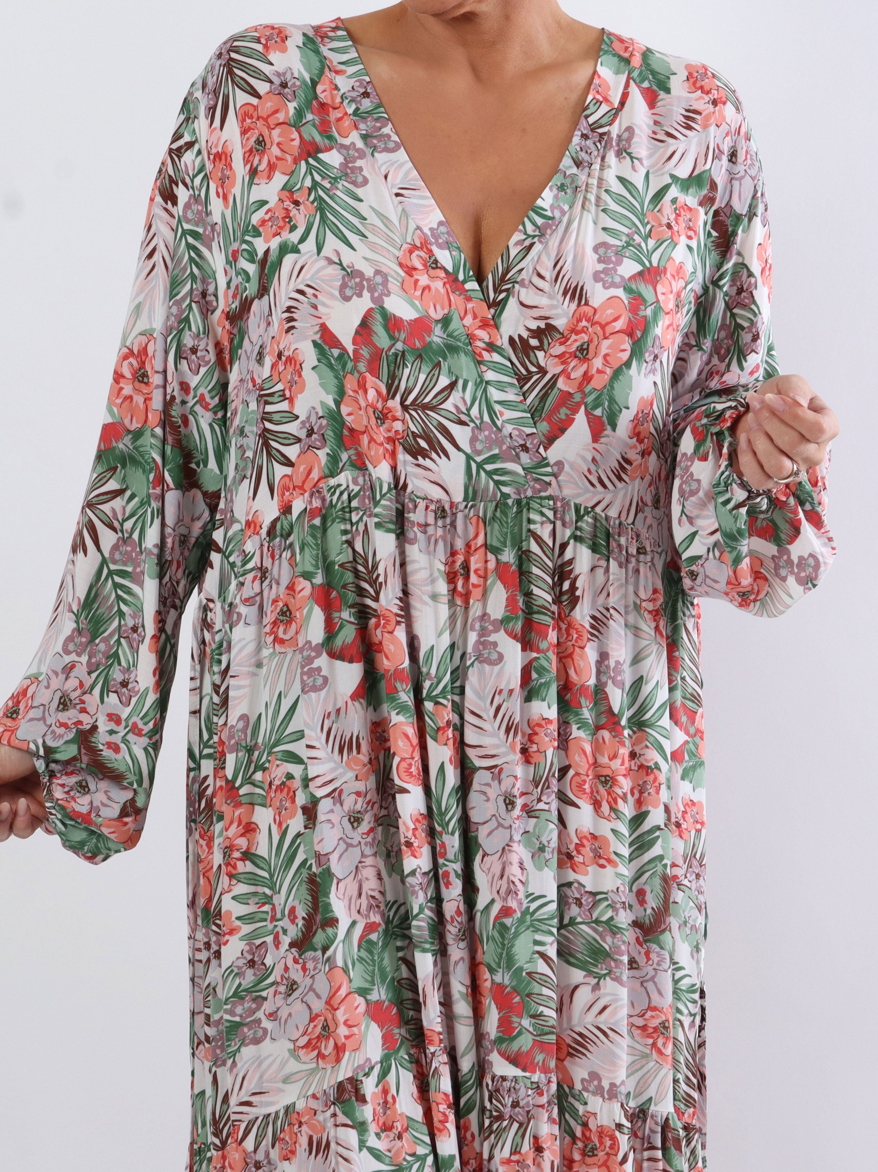 Alasca lydia - Plus size klänning i mjukt tyg med palmblad och blommor - Black