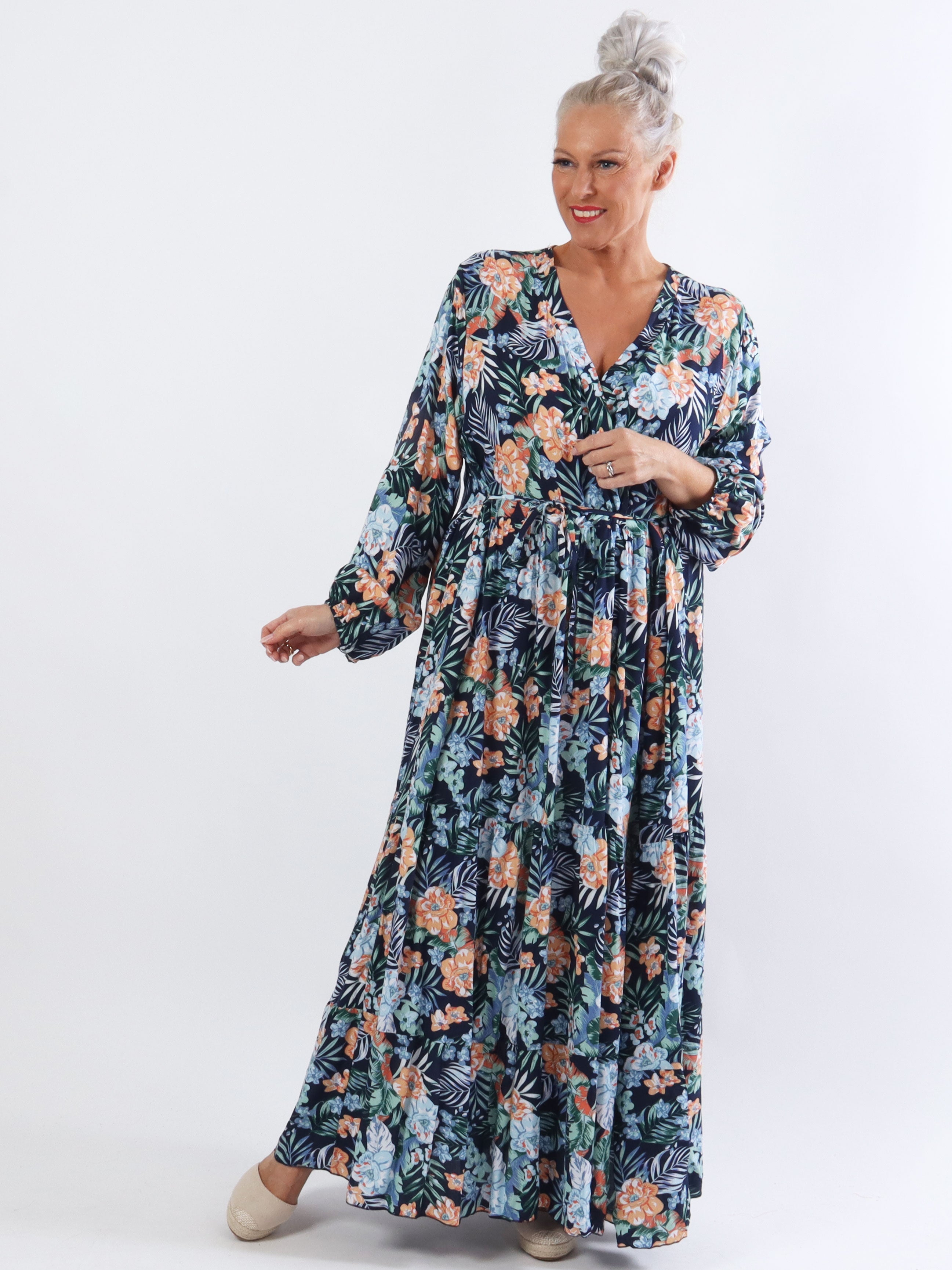 Alasca lydia - Plus size klänning i mjukt tyg med palmblad och blommor