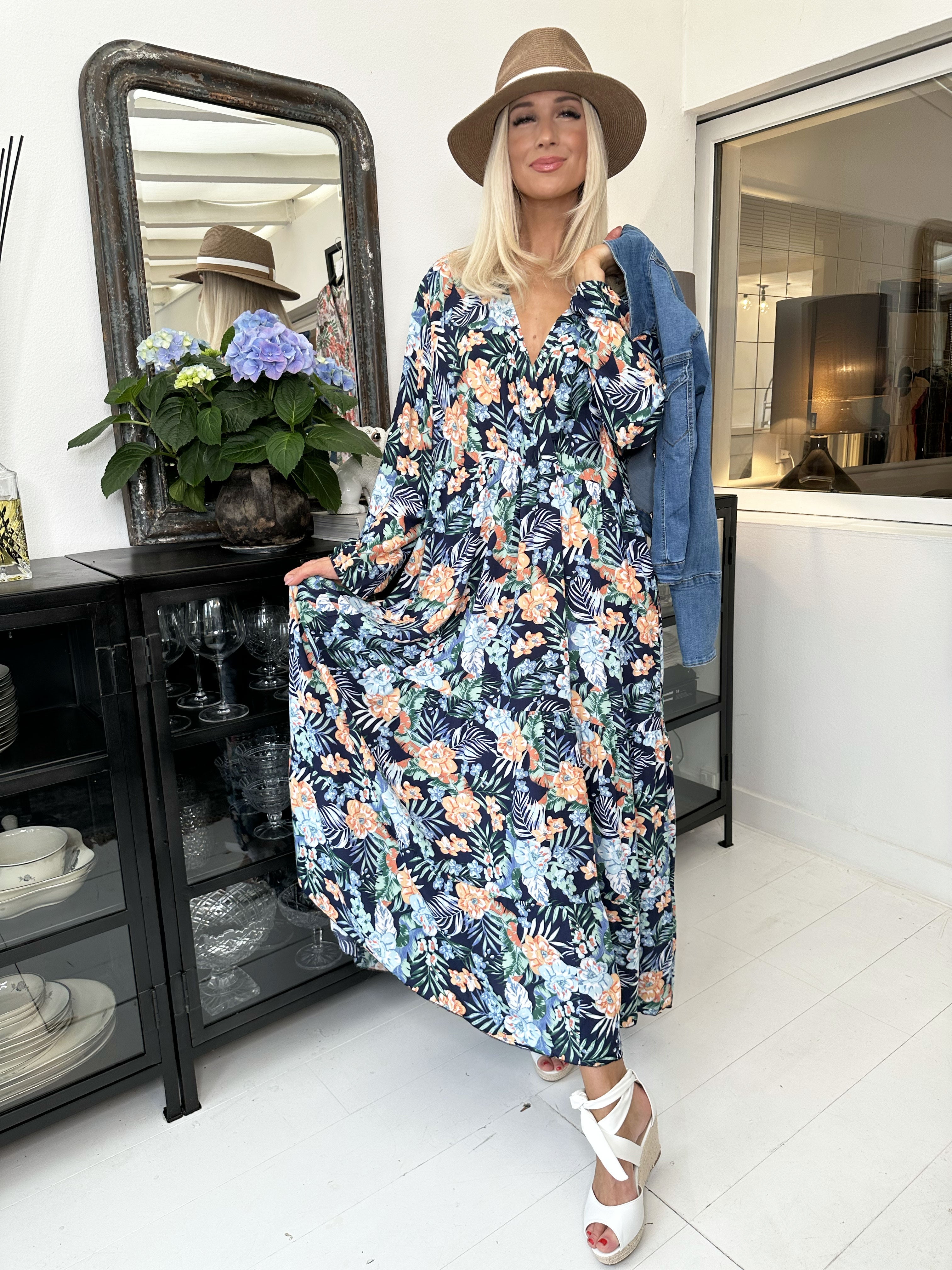 Alasca lydia - Klänning i mjukt tyg med palmblad och blommor