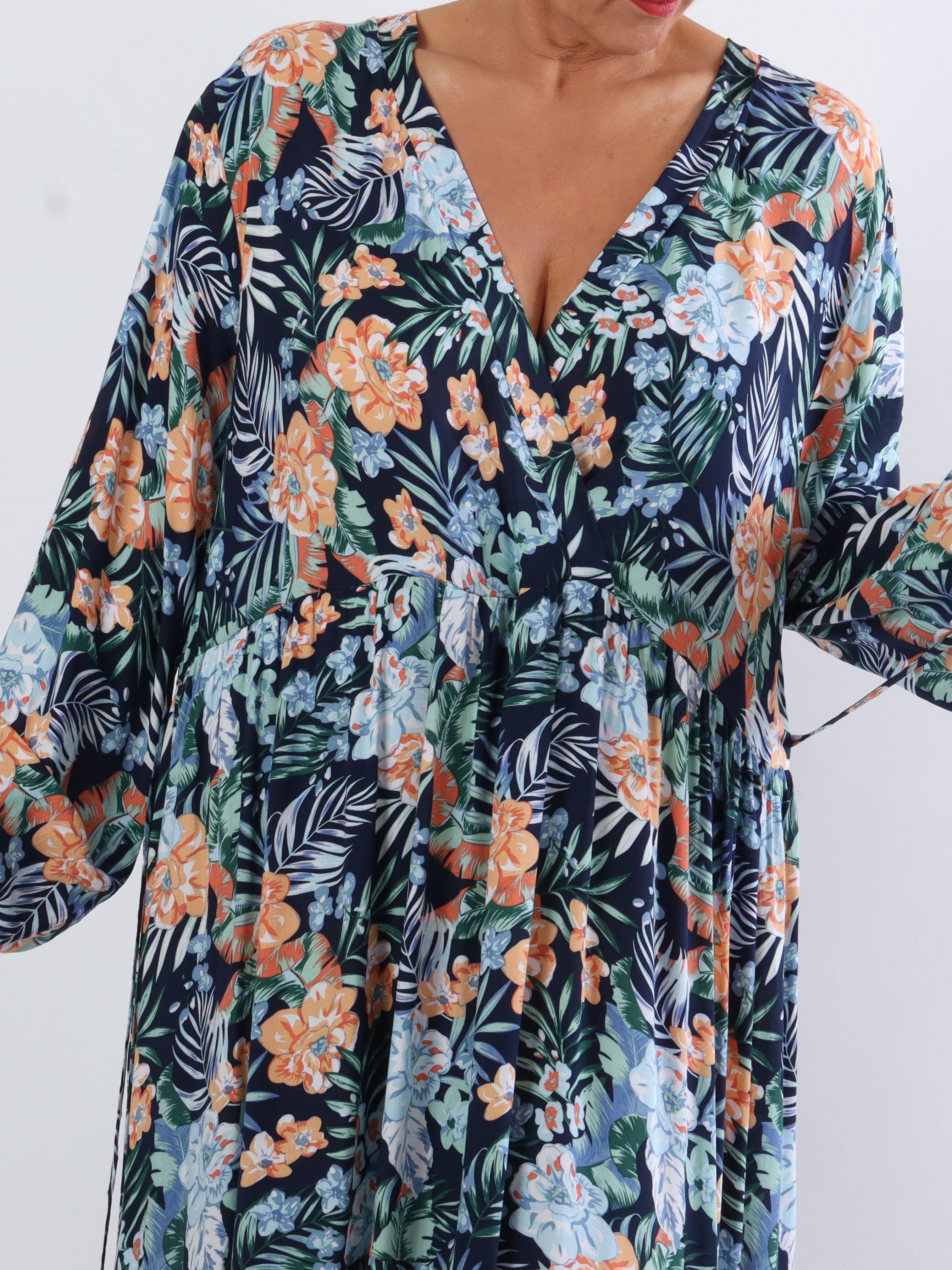 Alasca lydia - Plus size klänning i mjukt tyg med palmblad och blommor