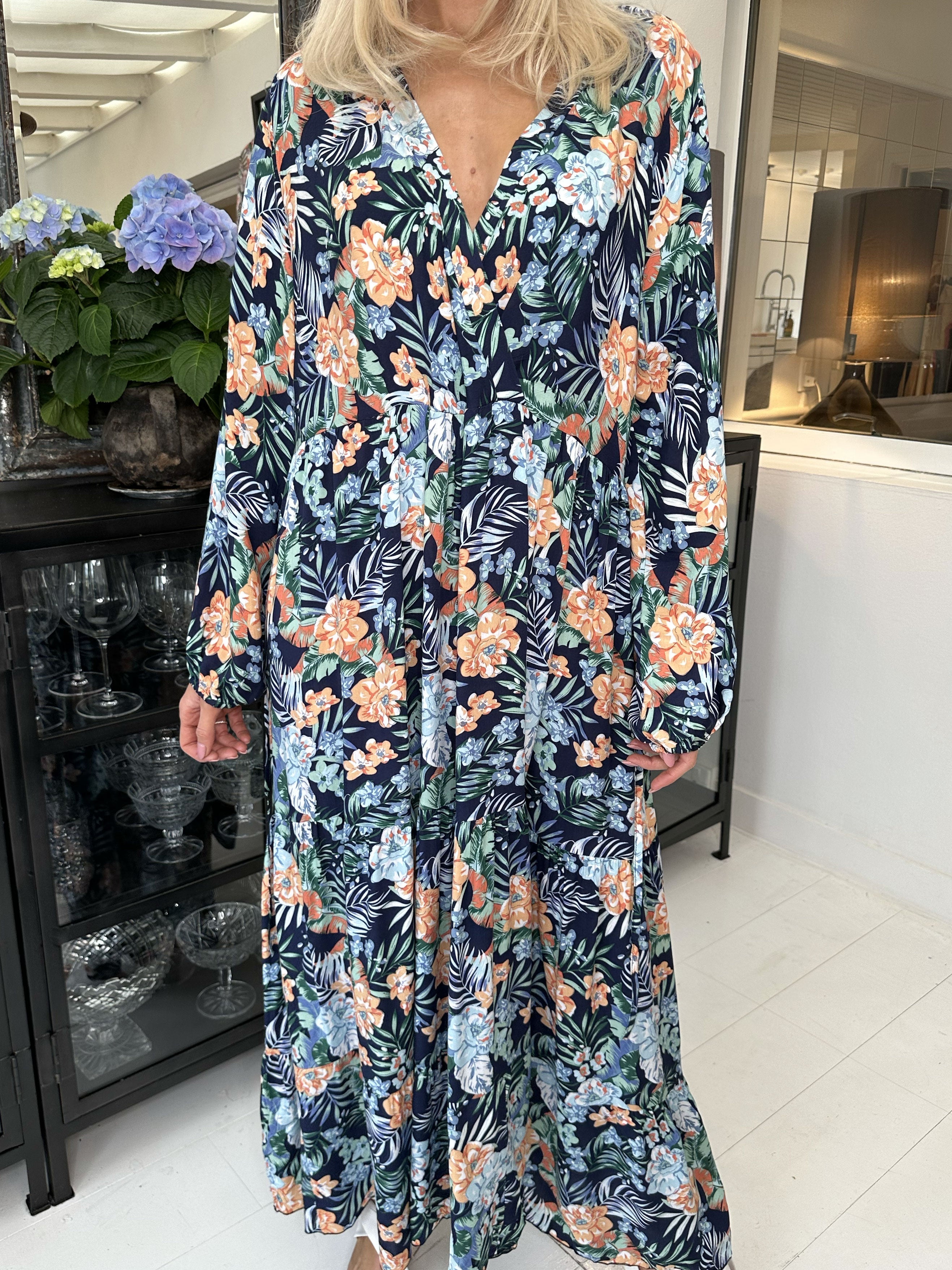 Alasca lydia - Klänning i mjukt tyg med palmblad och blommor