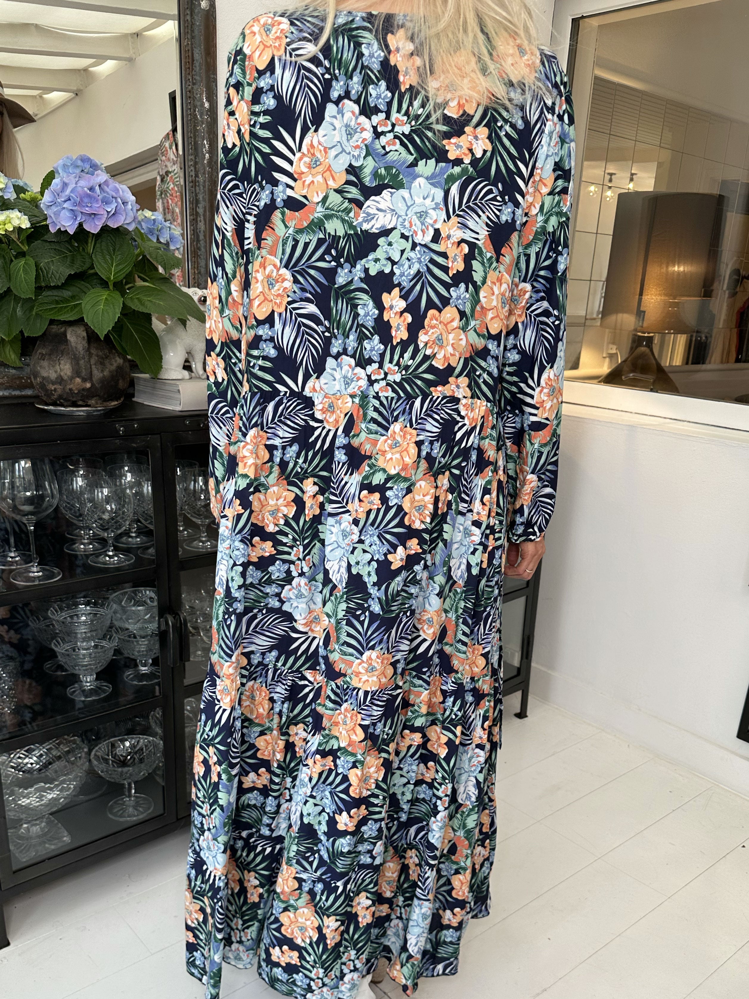 Alasca lydia - Klänning i mjukt tyg med palmblad och blommor