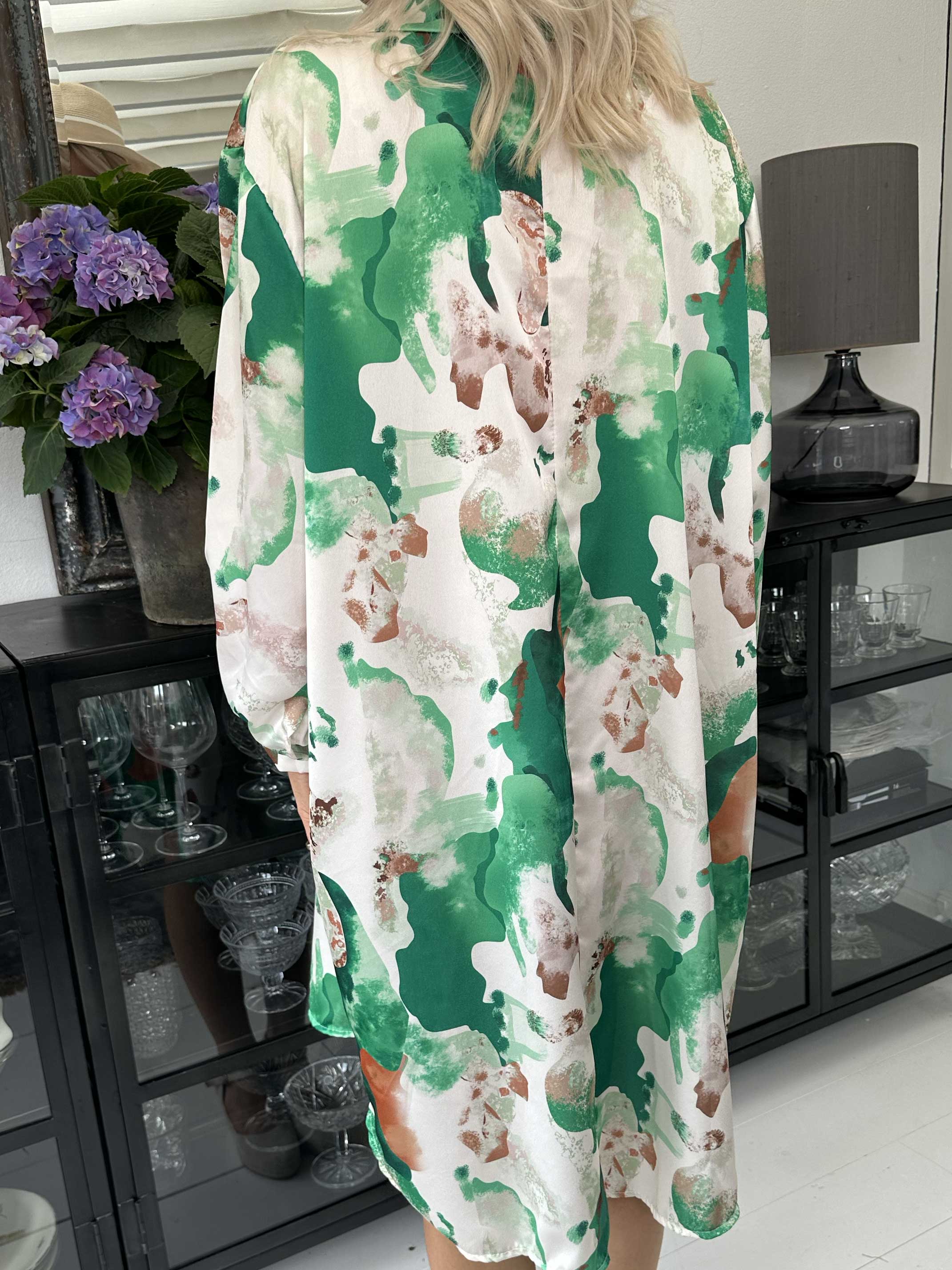 Lyng - Mönstrad klänning i sidenlook med skjortkrage - Pink