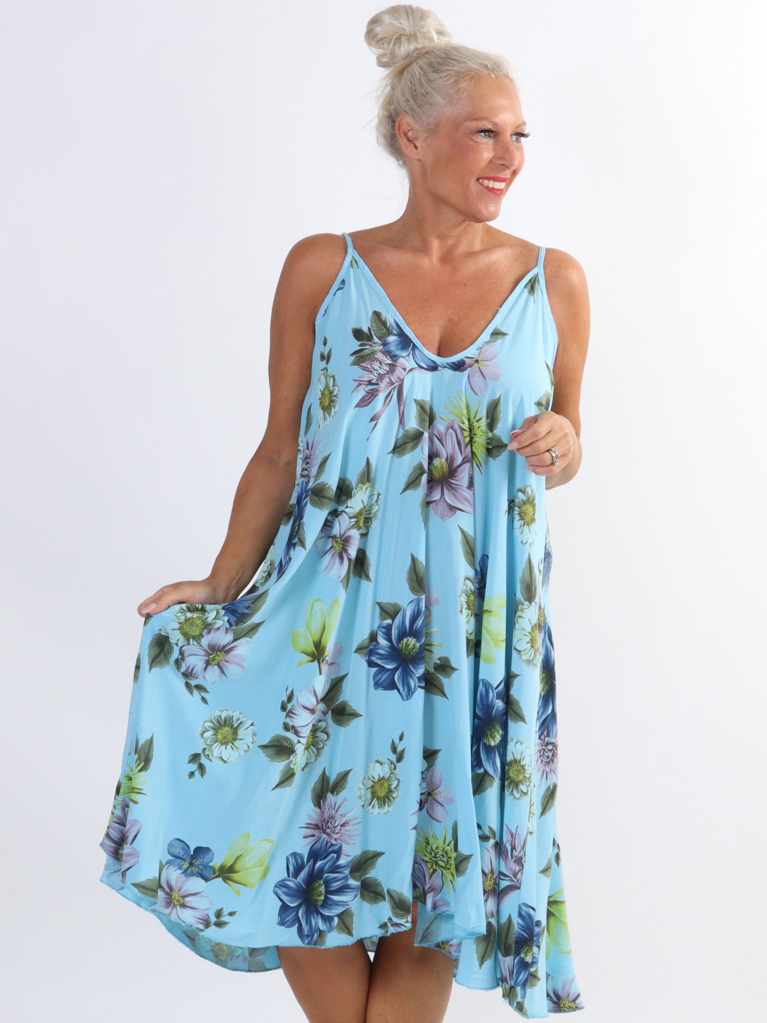 Maddie Flower - Söt klänning med axelband och blommönster i stora storlekar - Black