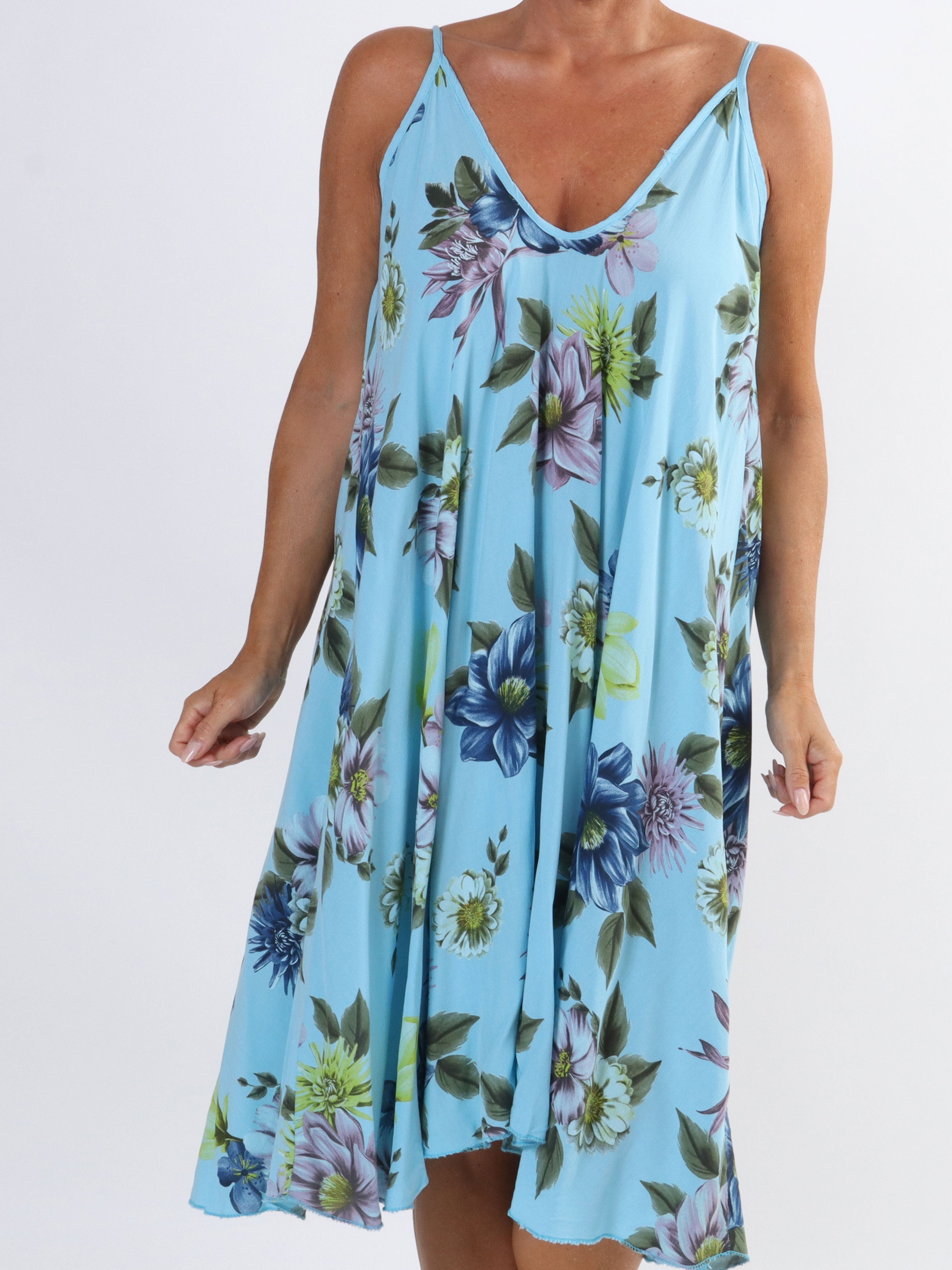 Maddie Flower - Söt klänning med axelband och blommönster i stora storlekar - Light blue