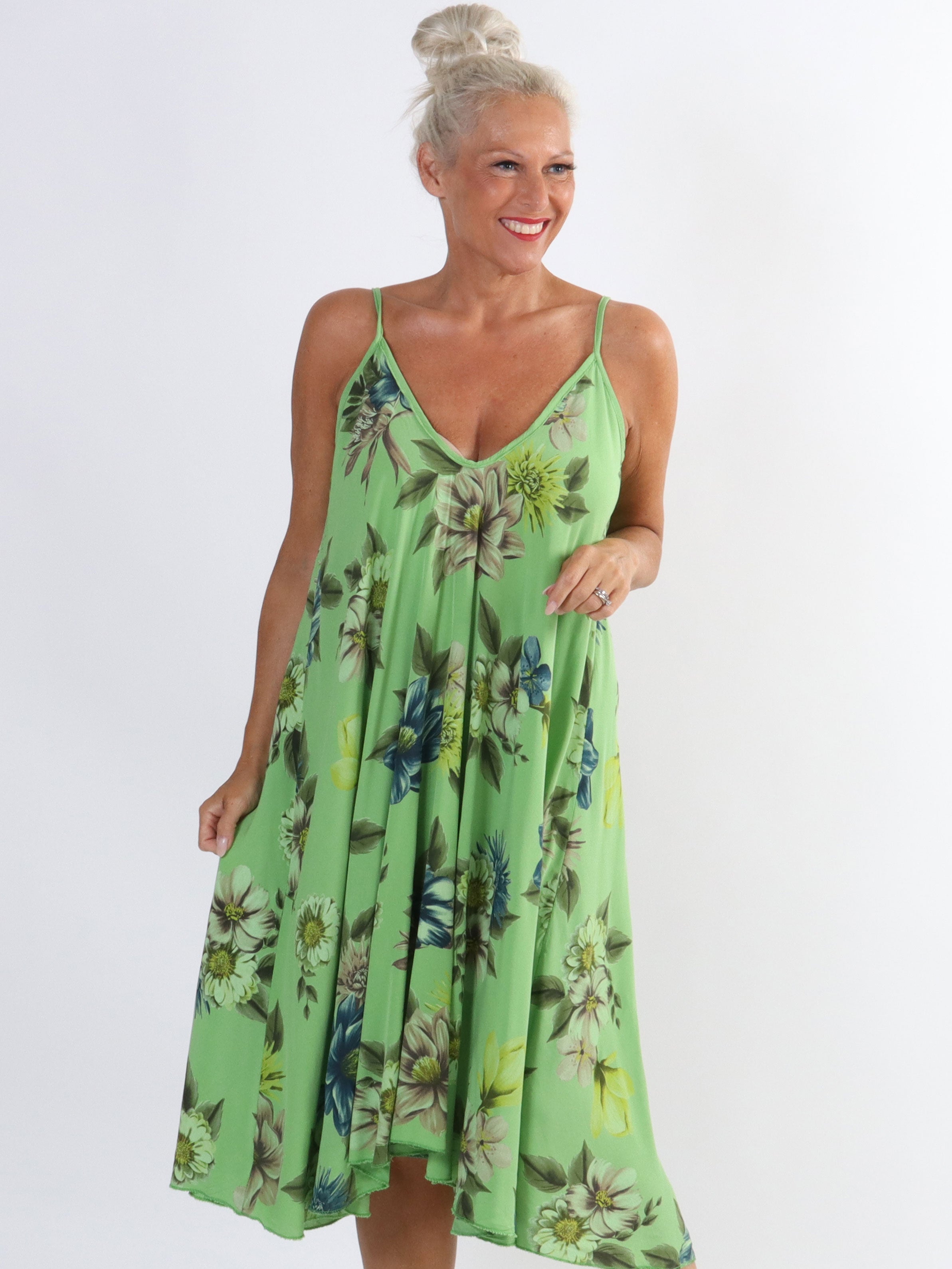 Maddie Flower - Söt klänning med axelband och blommönster i stora storlekar - Green