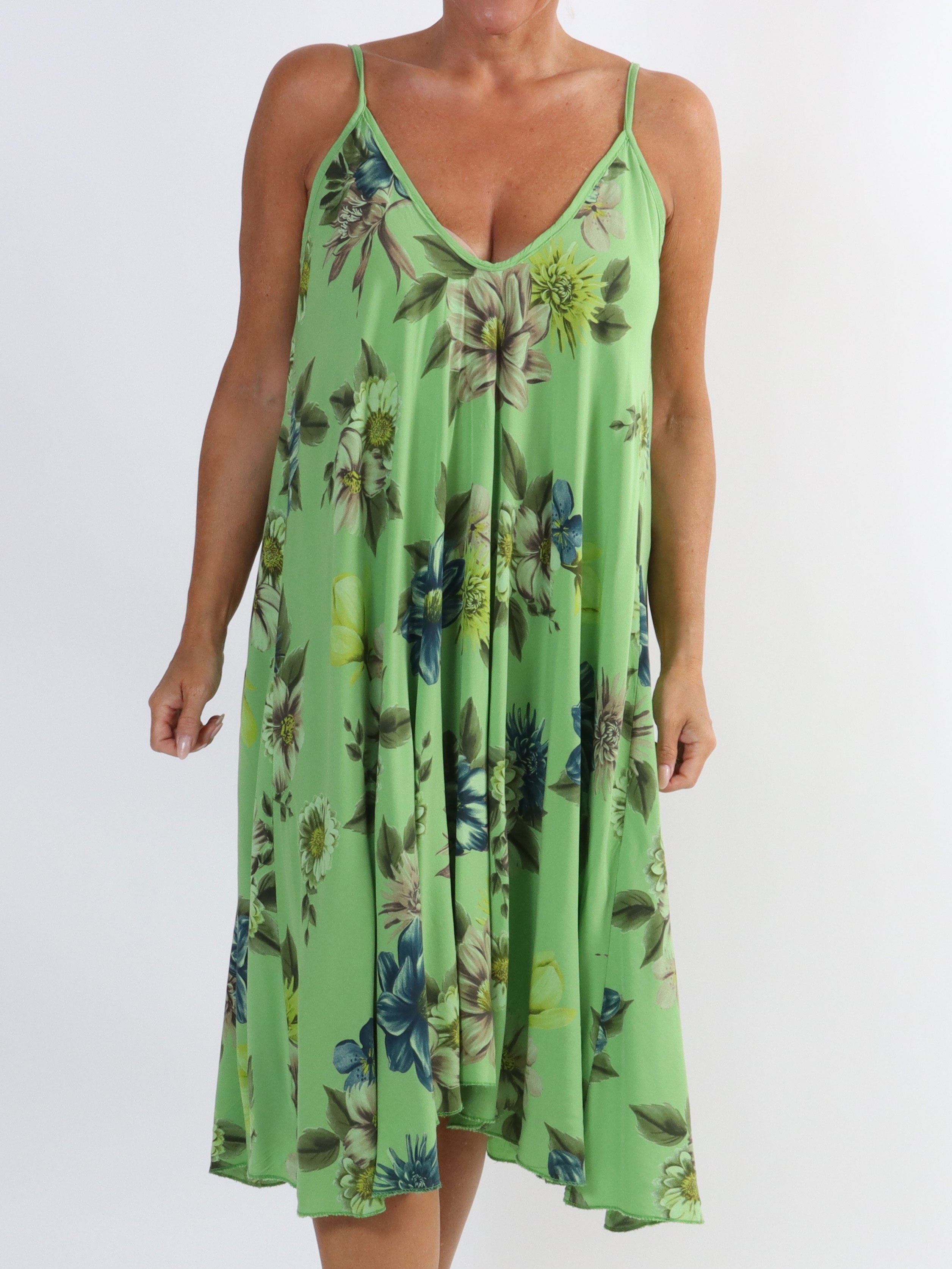 Maddie Flower - Söt klänning med axelband och blommönster i stora storlekar - White