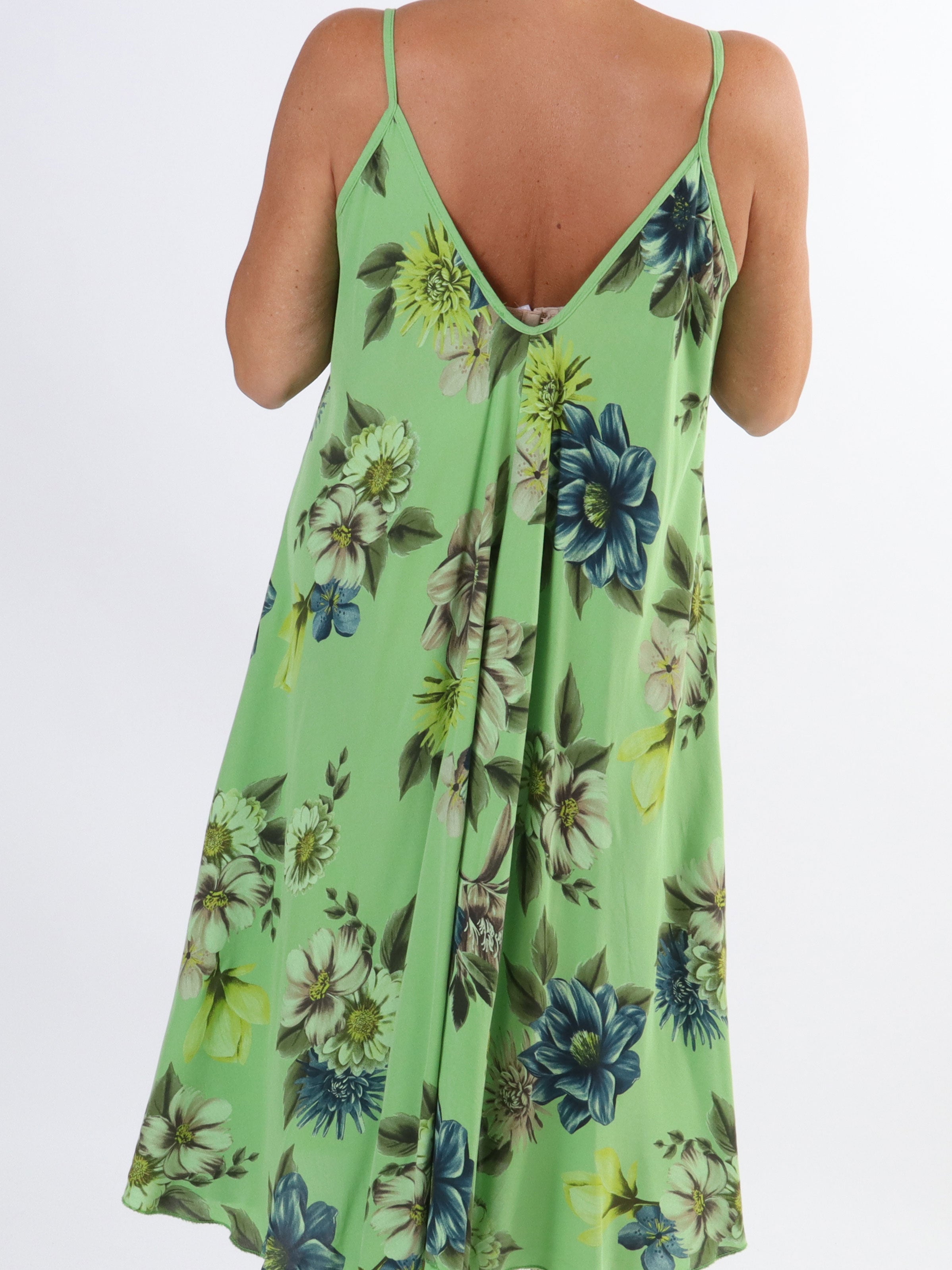 Maddie Flower - Söt klänning med axelband och blommönster i stora storlekar