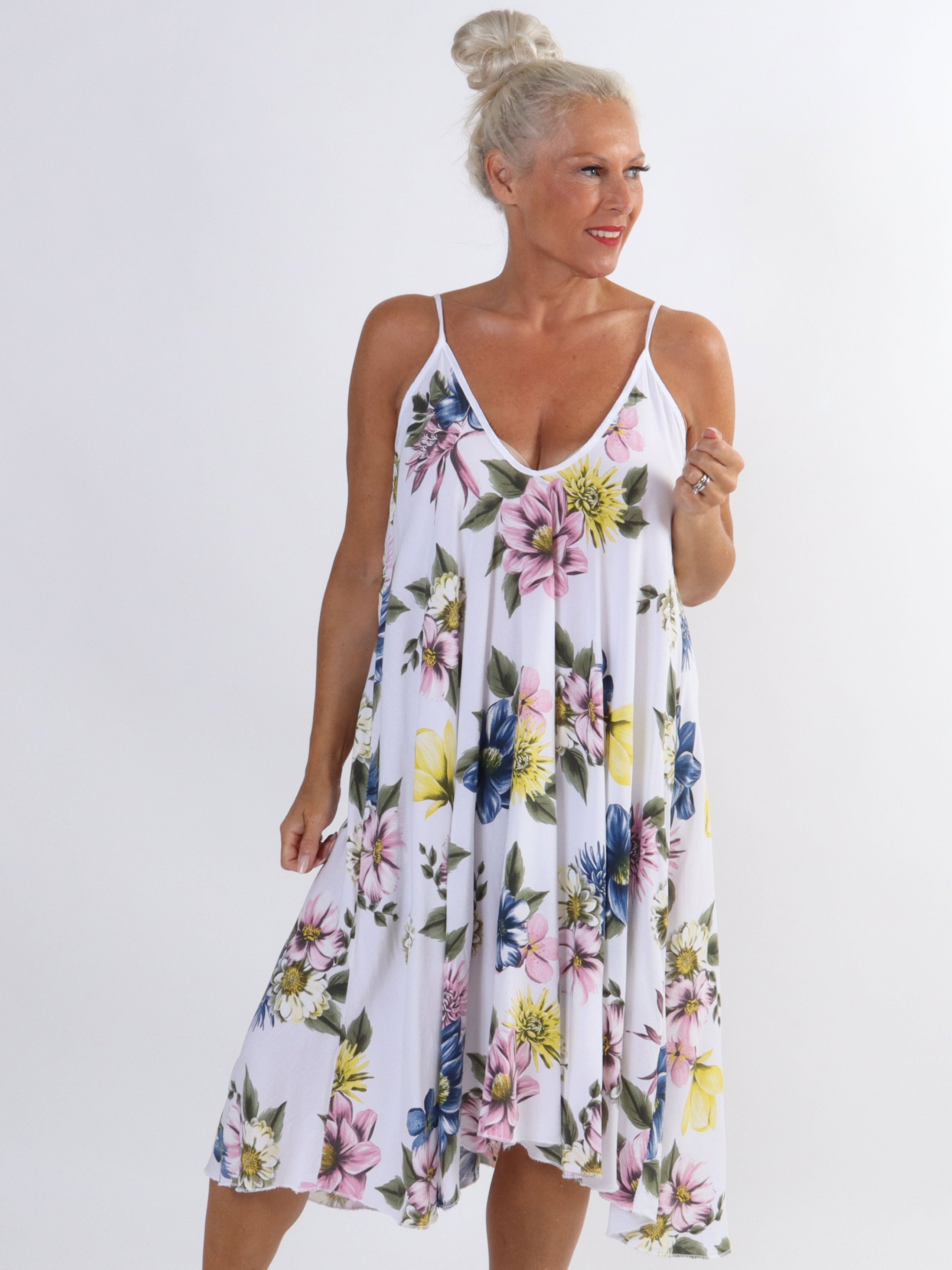 Maddie Flower - Söt klänning med axelband och blommönster i stora storlekar