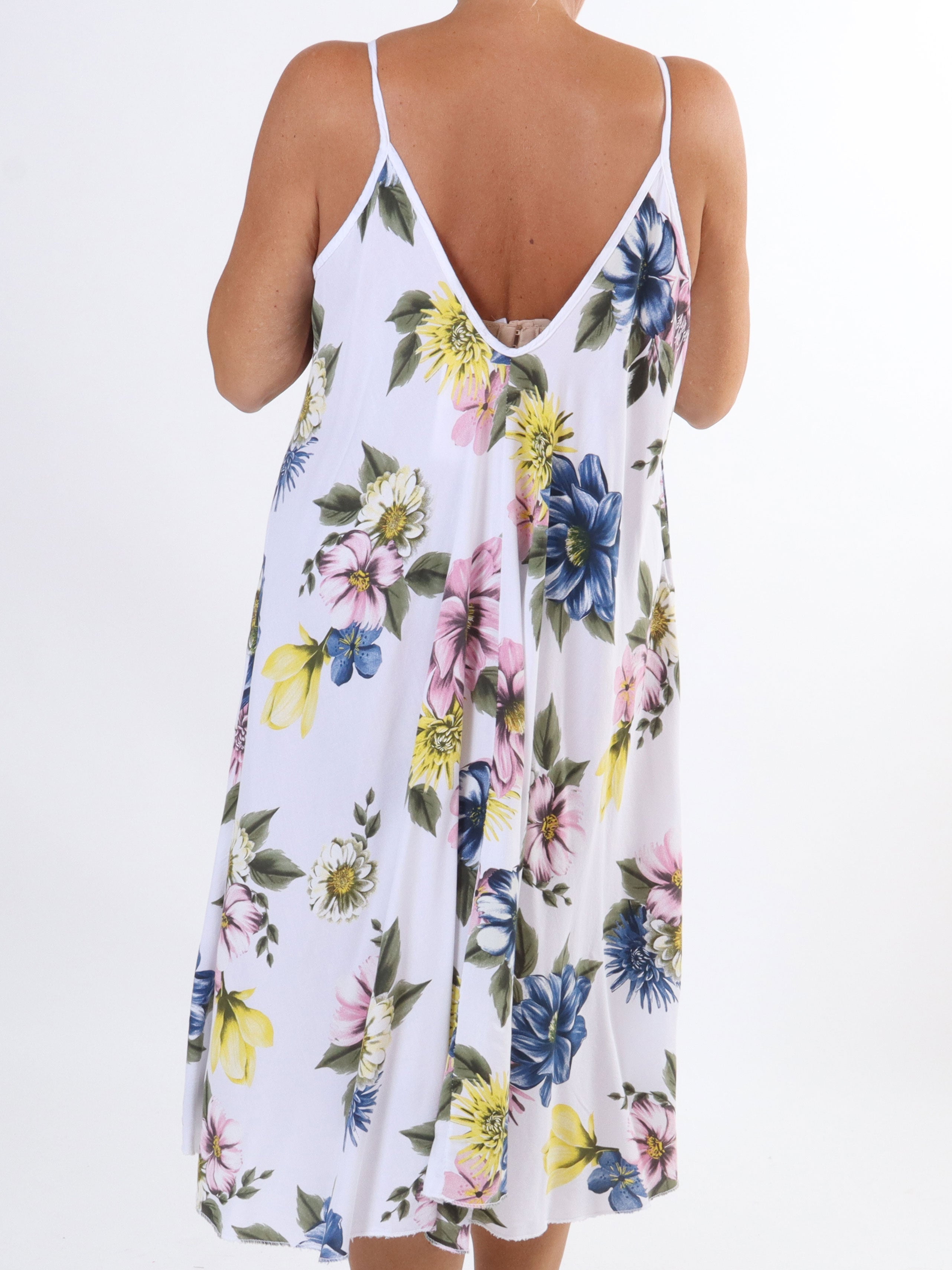 Maddie Flower - Söt klänning med axelband och blommönster i stora storlekar